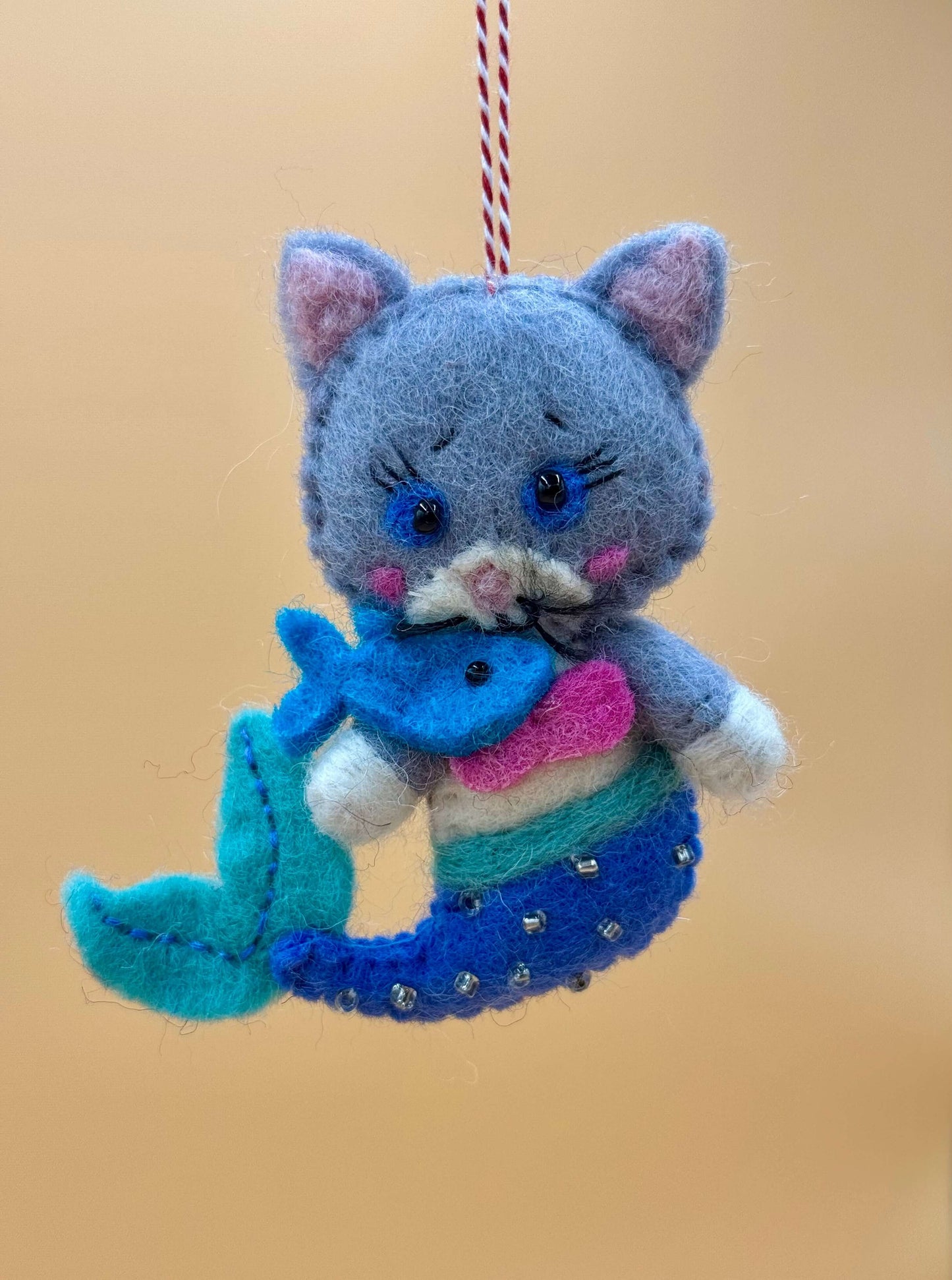 Handgemachter Filzanhänger Schlüsselanhänger in Form einer Meerjungfrau Katze mit blauem Fisch, Größe M.