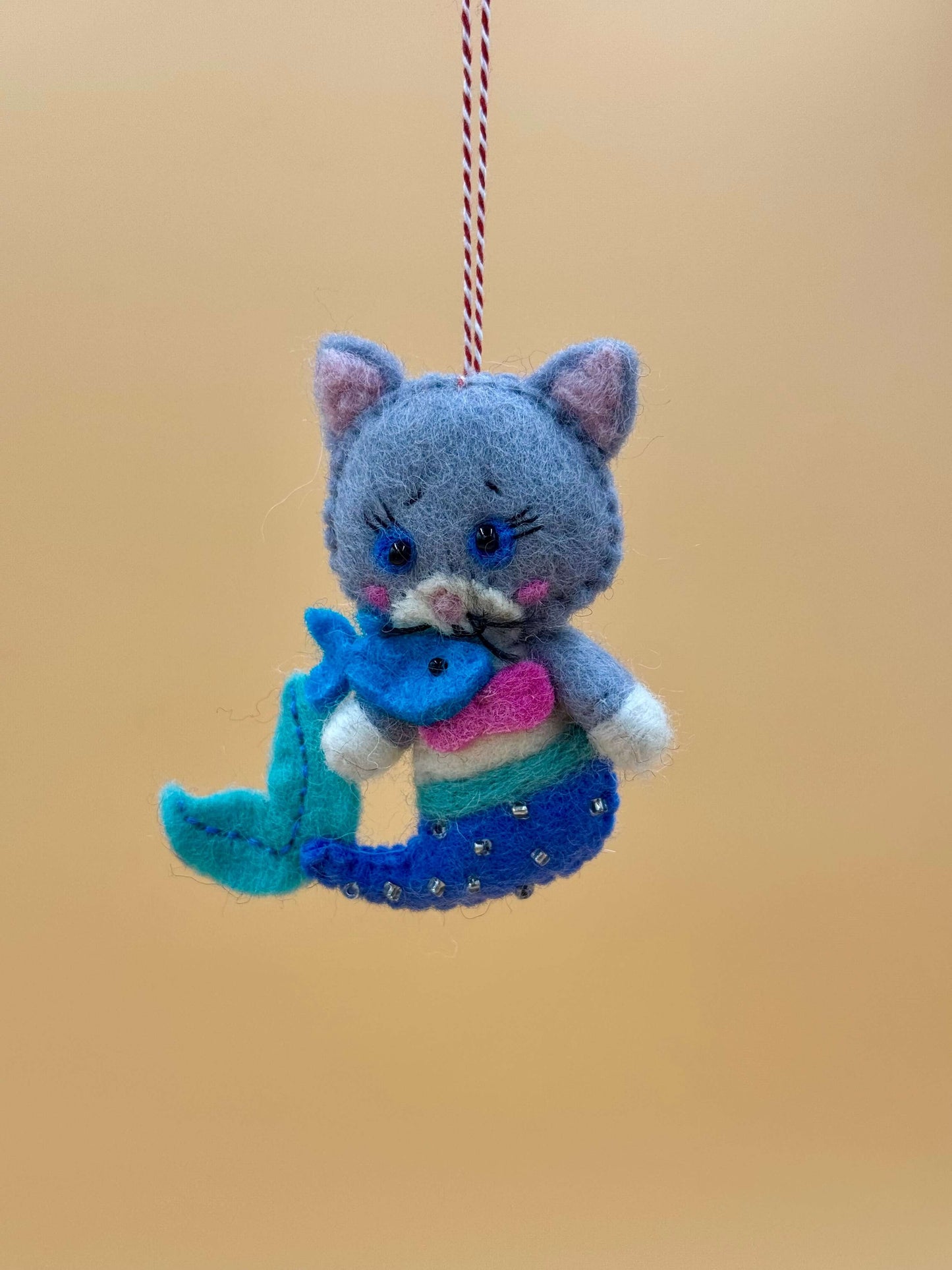 Handgemachter Filzanhänger in Form einer Meerjungfrau-Katze mit Fisch, bunt und einzigartig.