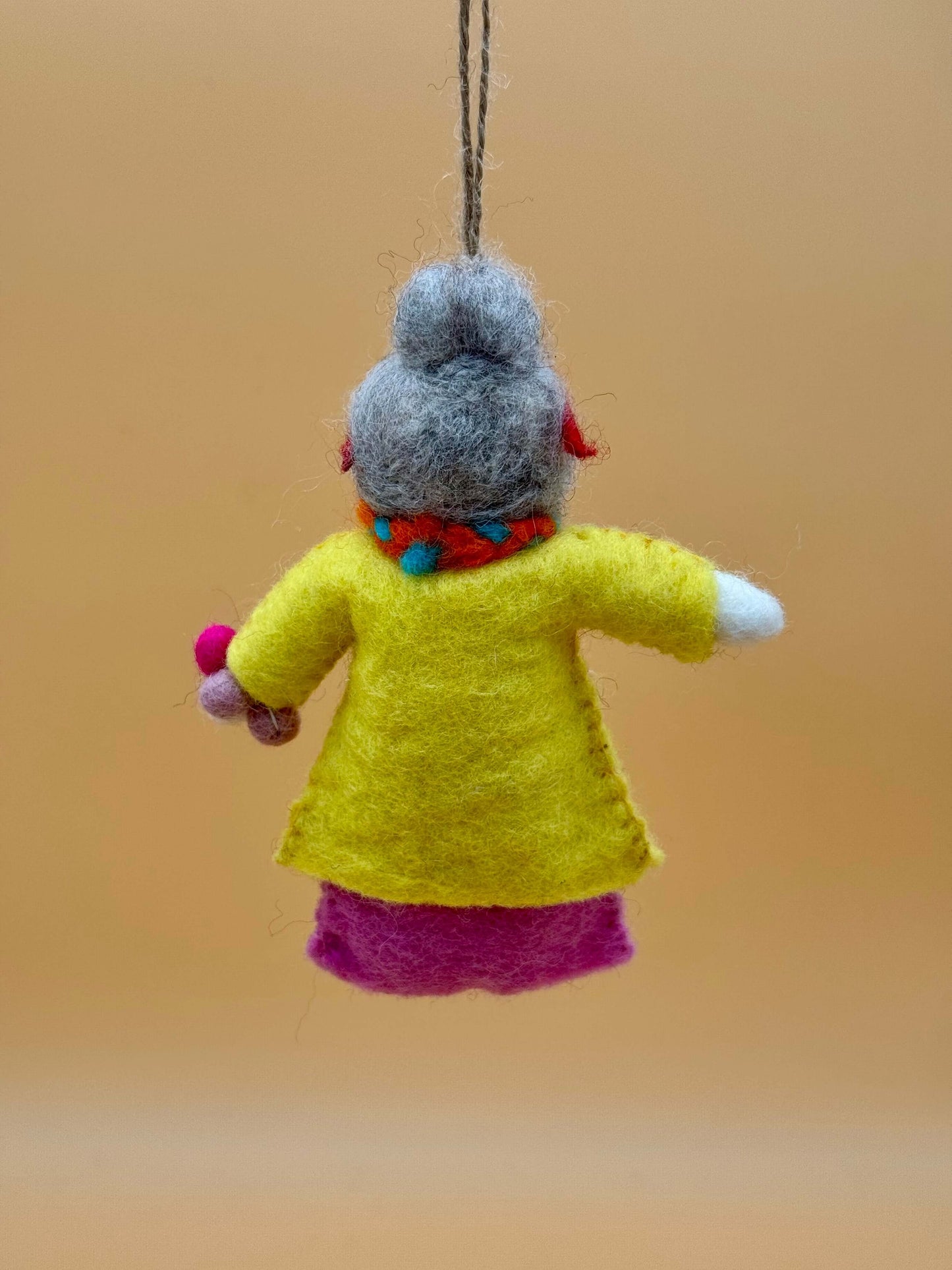 Handmade Filzanhänger Schlüsselanhänger in gelb und pink, darstellt eine Oma mit Brille, einzigartiges Modeaccessoire.