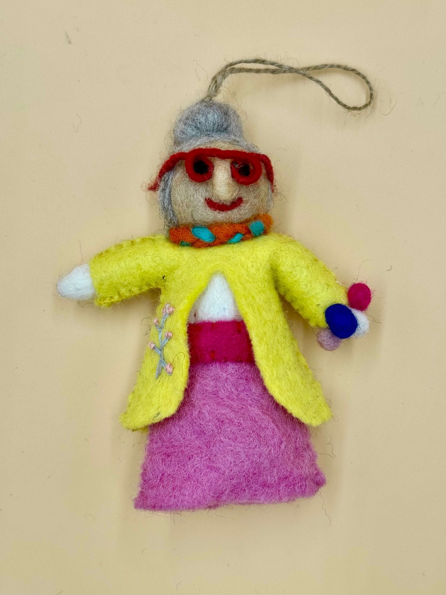 Filzanhänger Schlüsselanhänger Mode Oma tanzt, handgemacht aus Wolle in Gelb, Rosa und Rot, einzigartiges Geschenk.