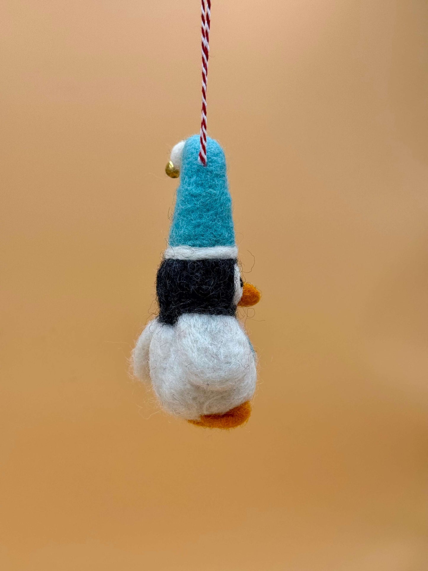 Filzanhänger Schlüsselanhänger Pinguin mit blauer Mütze, handgemacht aus 100% Wolle, einzigartiges Design.