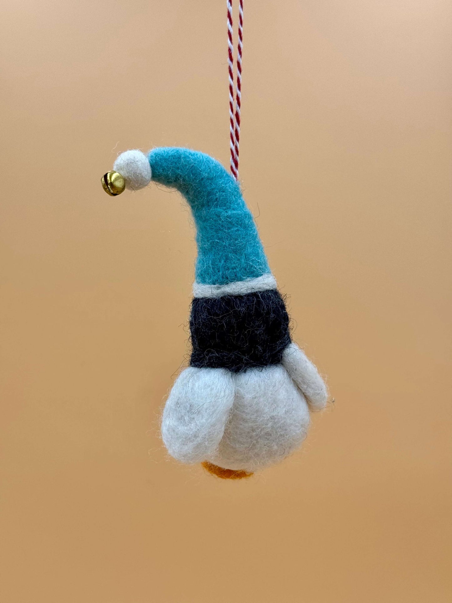 Handgemachter Filzanhänger Schlüsselanhänger Pinguin mit blauer Mütze, einzigartiges Deko-Stück aus 100% Wolle.