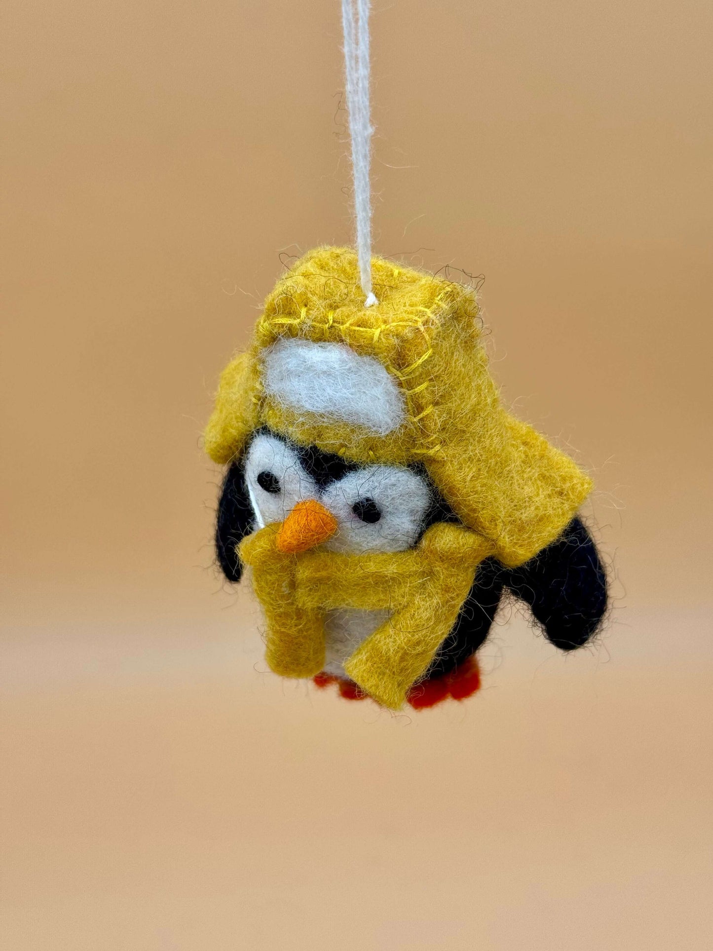 Filzanhänger Schlüsselanhänger Pinguin mit Mütze und Schal in gelb, handgemacht aus 100% Wolle.