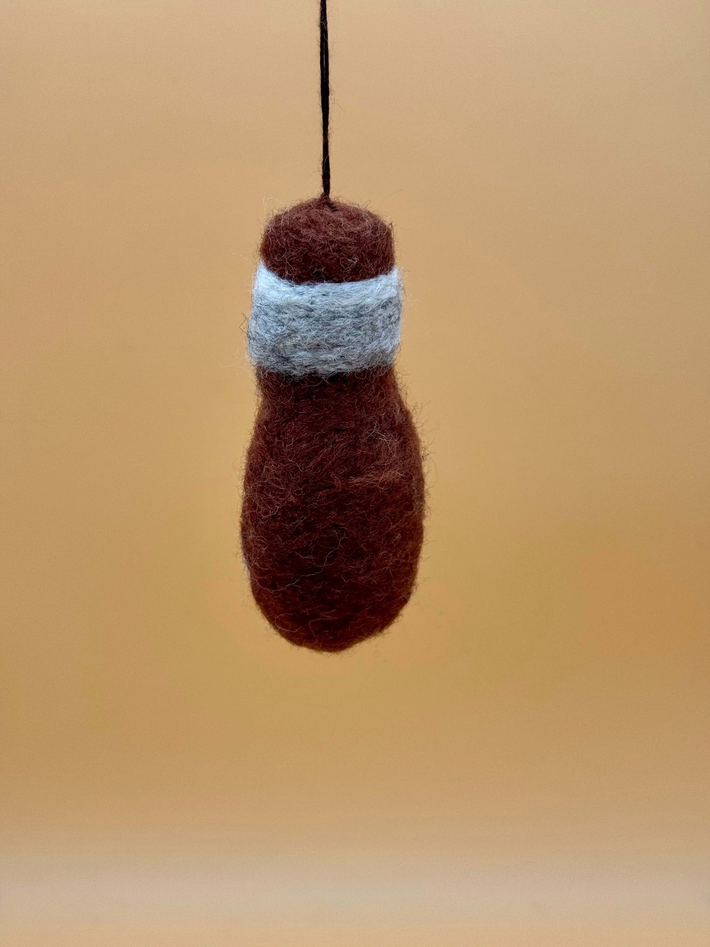 Handgemachter Filzanhänger Schlüsselanhänger Rum in braun und grau, aus 100% Wolle, einzigartiges Design.