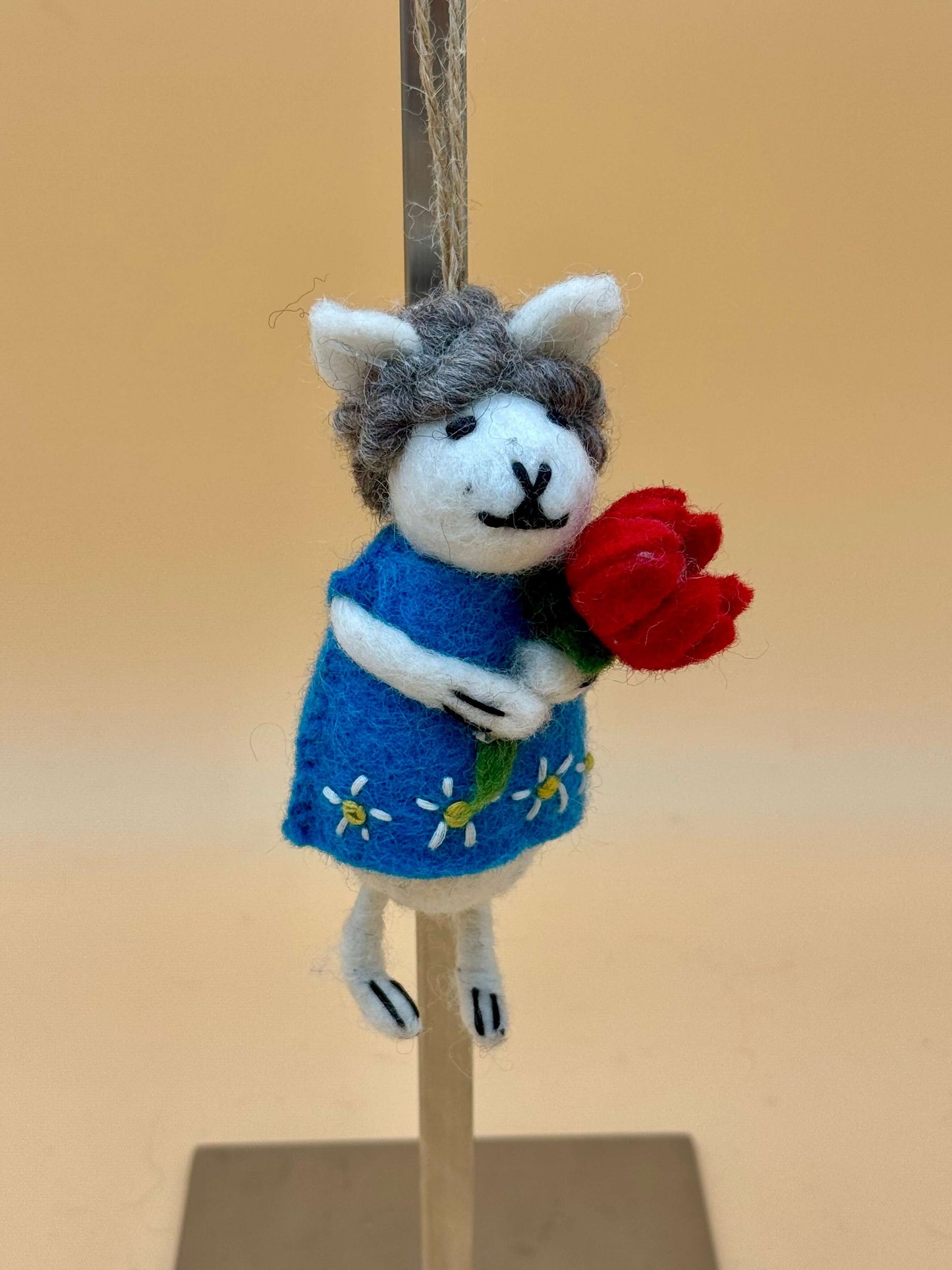 Filzanhänger Schlüsselanhänger Schaf mit Blume, handgemacht aus Wolle, in blau mit roter Blume, einzigartiges Unikat.