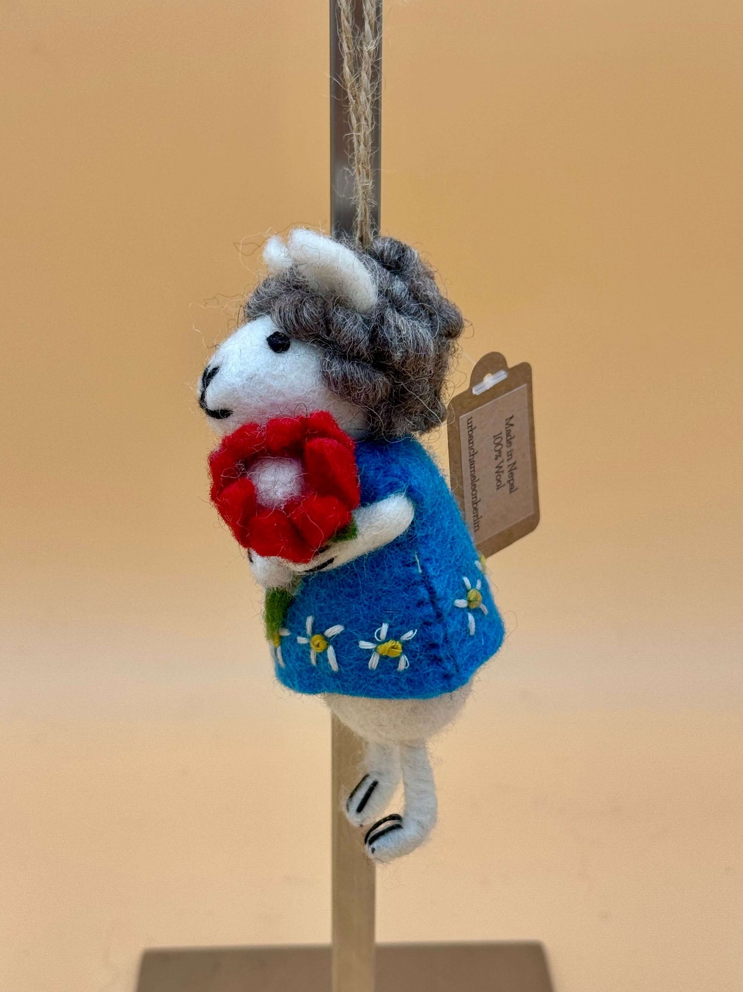 Filzanhänger Schlüsselanhänger Schaf mit Blume, handgemacht, aus Wolle in Blau mit Blume, einzigartig, Größe M.
