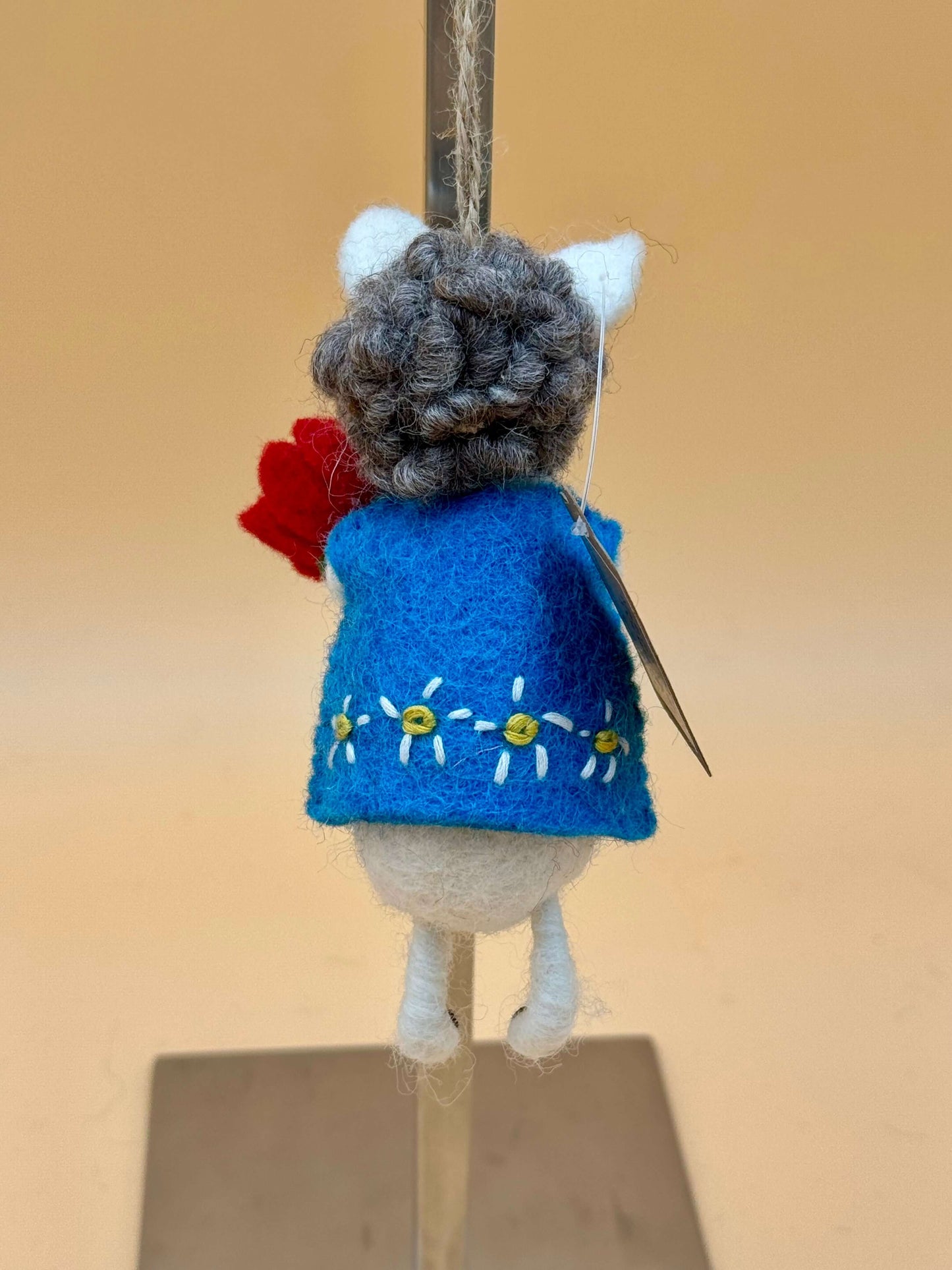 Handgemachter Filzanhänger Schlüsselanhänger Schaf mit Blume in Blau, Weiß und Rot, einzigartiges Design aus 100% Wolle.