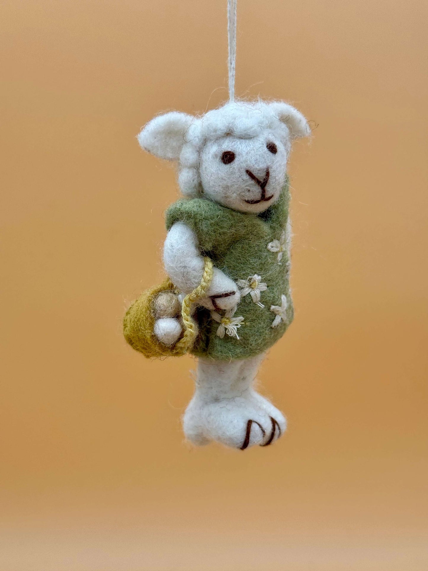 Handmade Filzanhänger Schlüsselanhänger Schaf mit Körbchen, grün-oliv, aus 100% Wolle, einzigartiges Design.