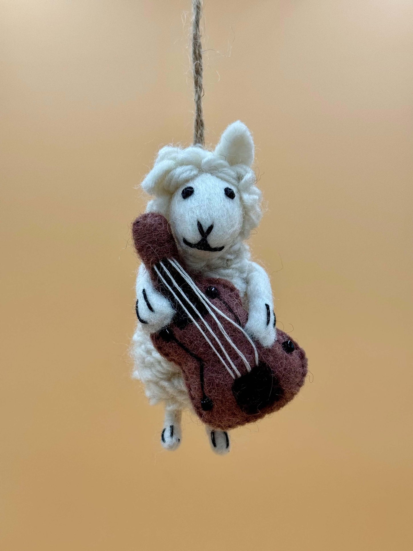Handmade filz Schlüsselanhänger Schaf spielt Cello, weiß und braun, 100% Wolle, einzigartiges Design.