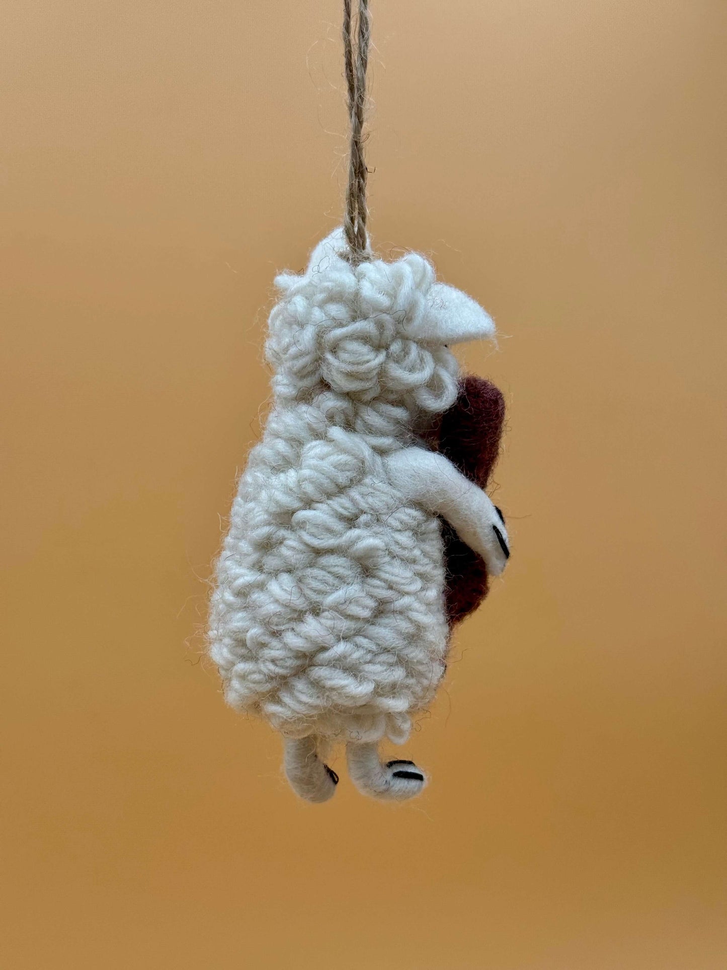Filzanhänger Schlüsselanhänger Schaf spielt Cello, handgemacht aus 100% Wolle, weißes und braunes Design, einzigartiges Unikat.