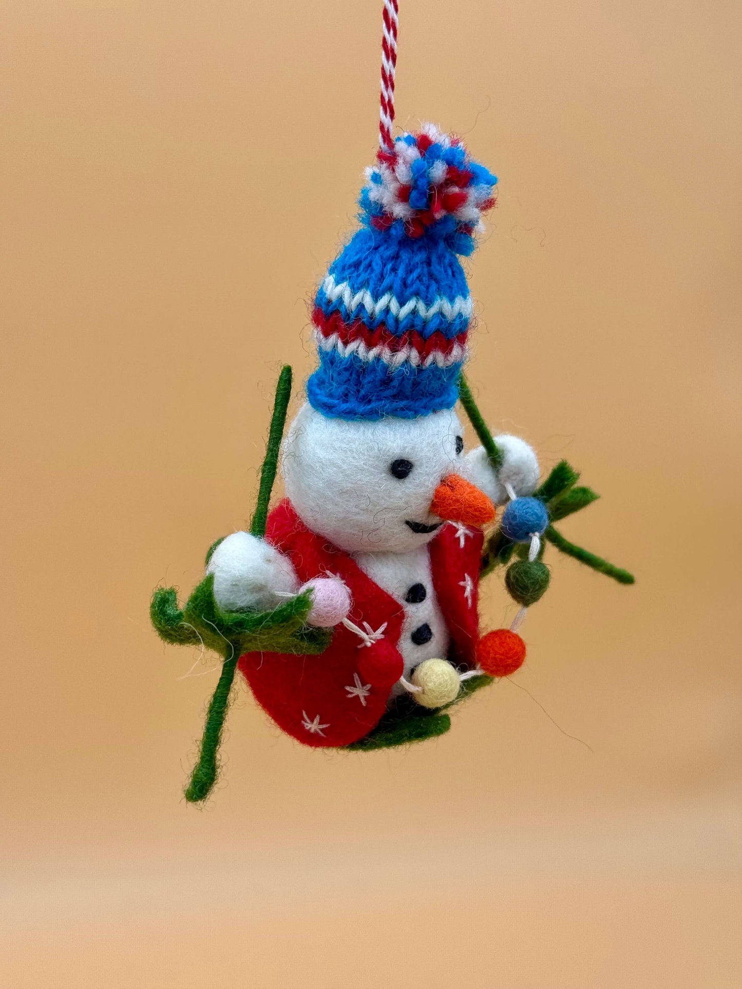 Filzanhänger Schlüsselanhänger Schneemann Skifahren, handgemacht aus Wolle, bunter Schneeanzug und Skiausrüstung.