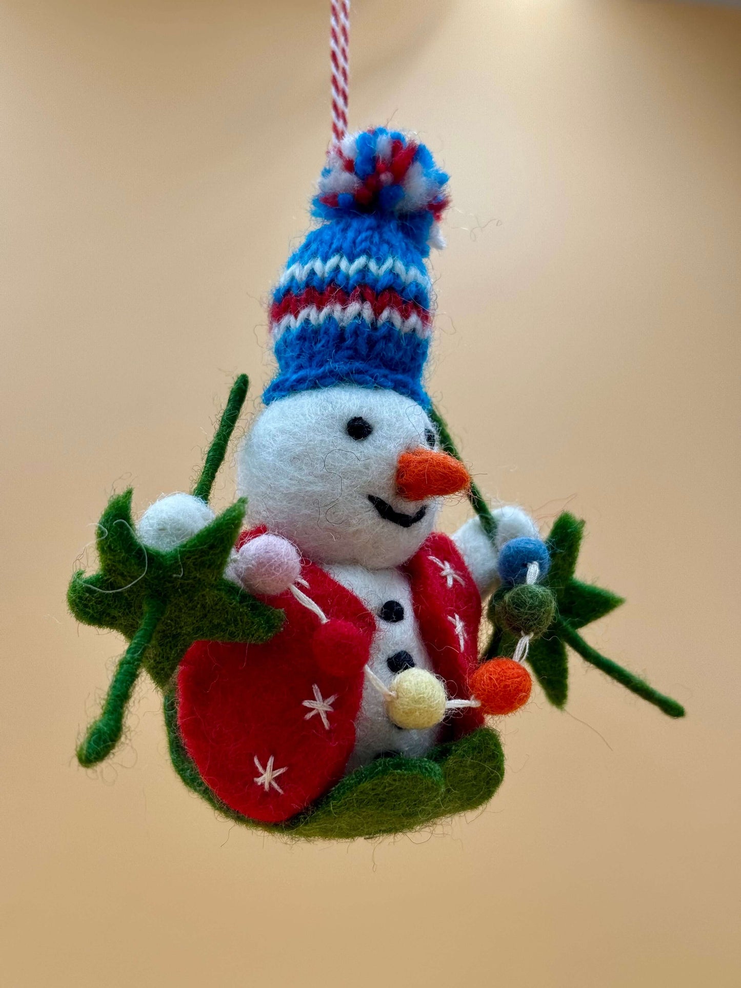 Handgefertigter Filzanhänger Schlüsselanhänger Schneemann mit Ski, in weiß, blau, rot und grün aus 100% Wolle.