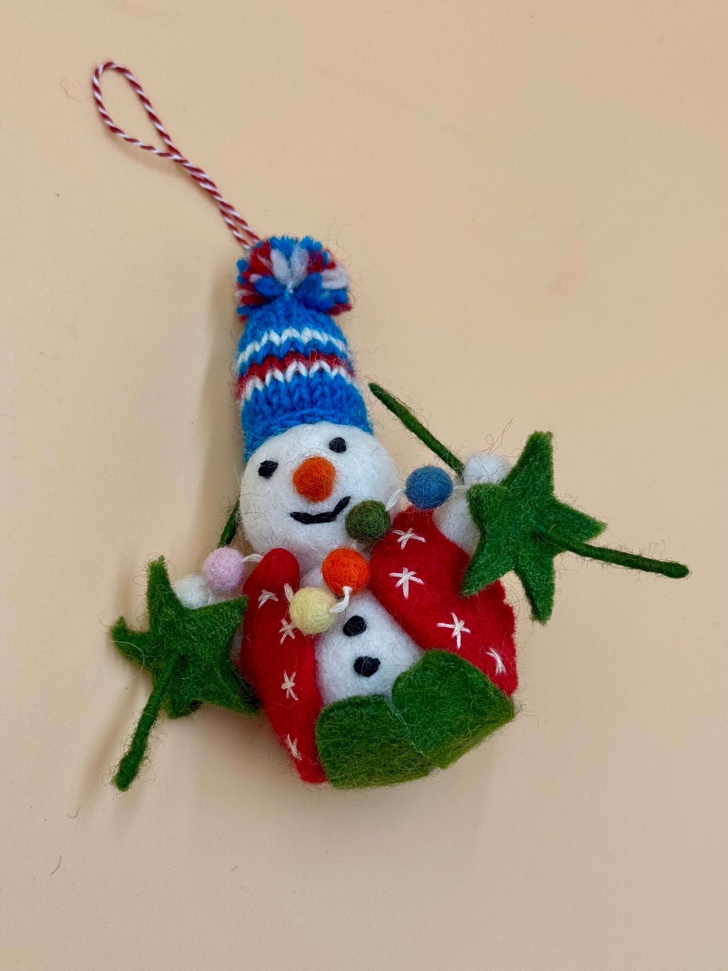 Handgemachter Filzanhänger Schlüsselanhänger Schneemann mit Ski, Mütze in rot, blau und grün, 100% Wolle, Unikat.