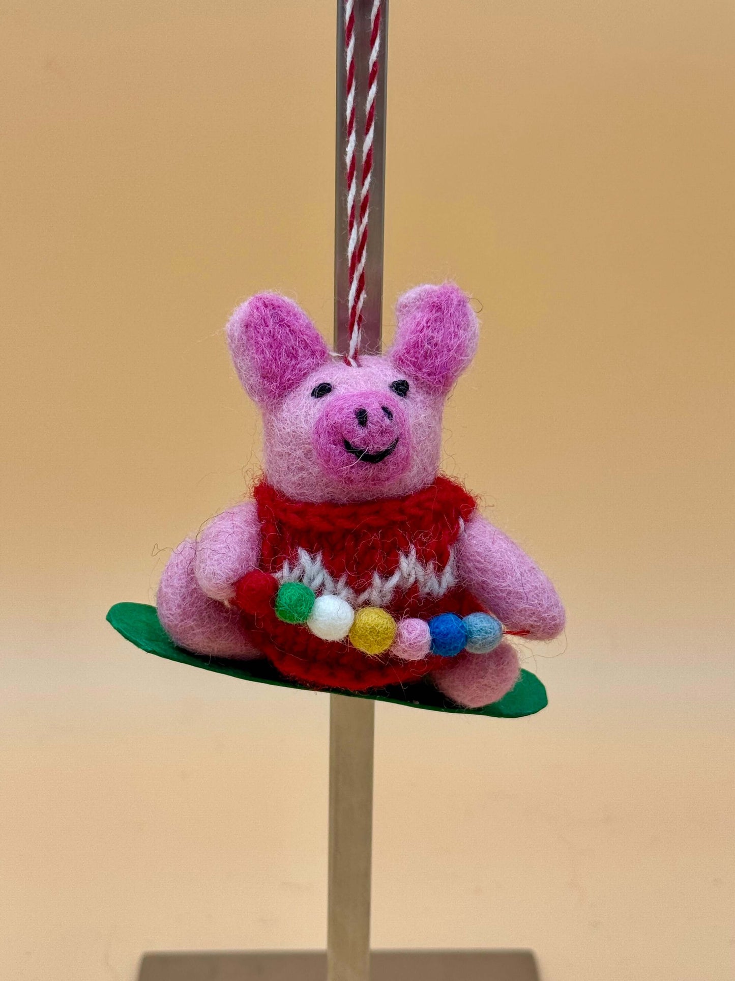 Handgemachter Filzanhänger Schlüsselanhänger Schwein beim Surfen, rosa mit Surfbrett und buntem Detail, 100% Wolle.