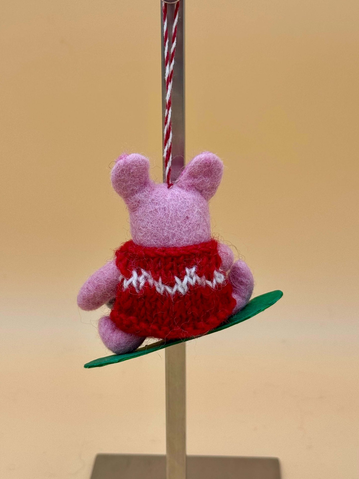 Filzanhänger Schlüsselanhänger Schwein beim Surfen aus Wolle, rosa mit rotem Surfbrett, handgemacht, einzigartiges Design.