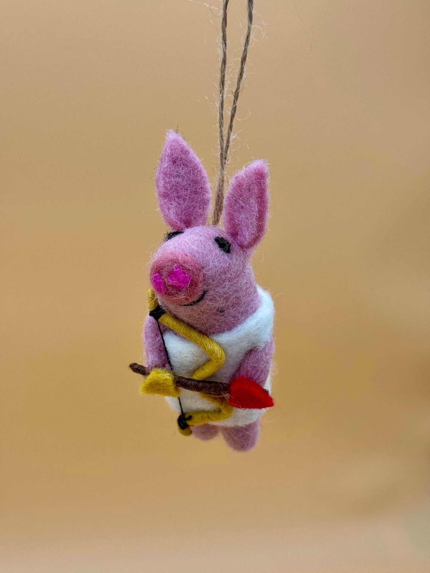 Handgemachter Filz Schlüsselanhänger Schwein mit Bogen und Pfeil, pink und weiß, 100% Wolle, einzigartiges Design