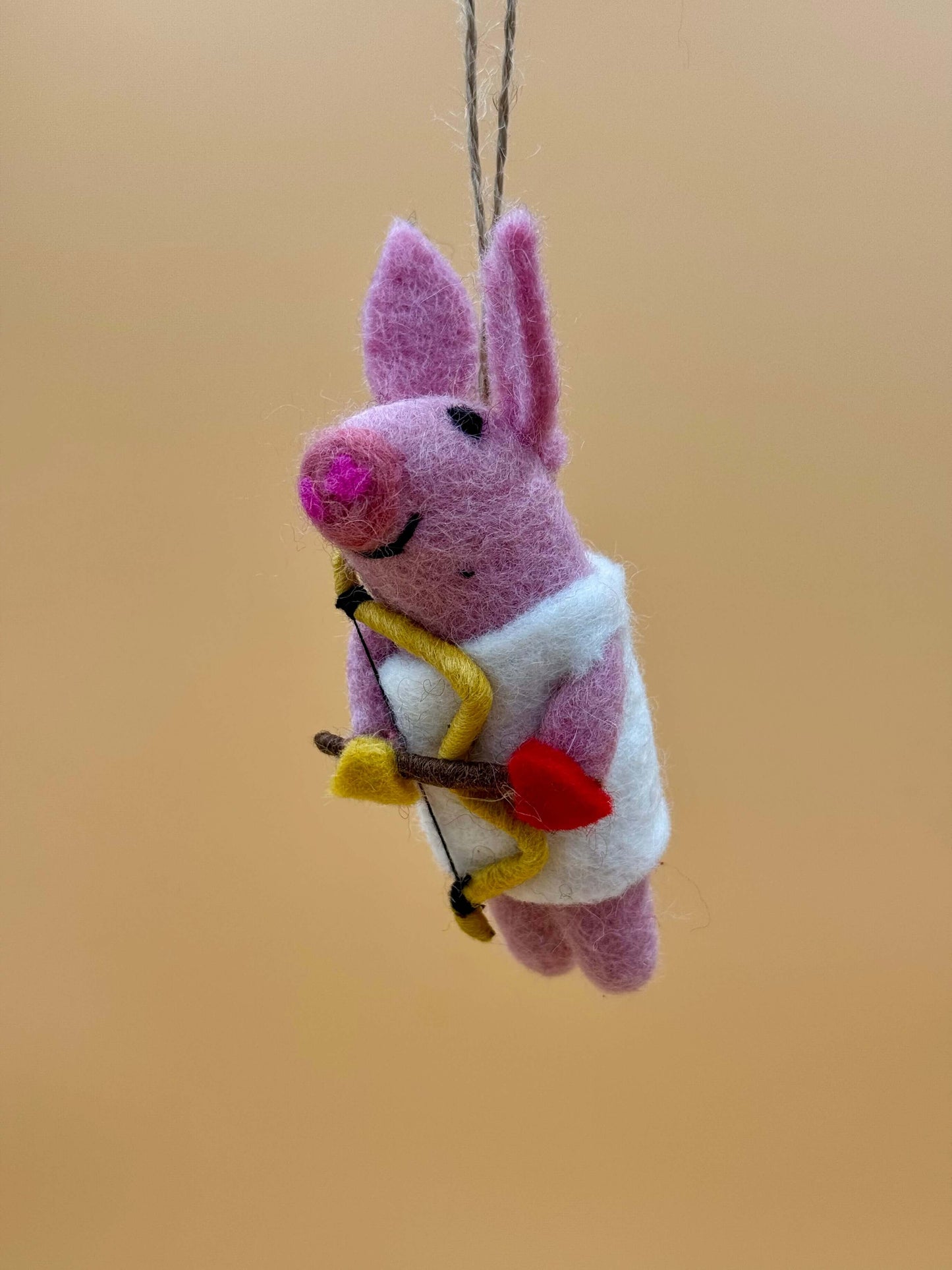 Handgemachter Filzanhänger Schlüsselanhänger Schwein mit Bogen und Pfeil, pink und weiß, 100% Wolle, einzigartiges Design.