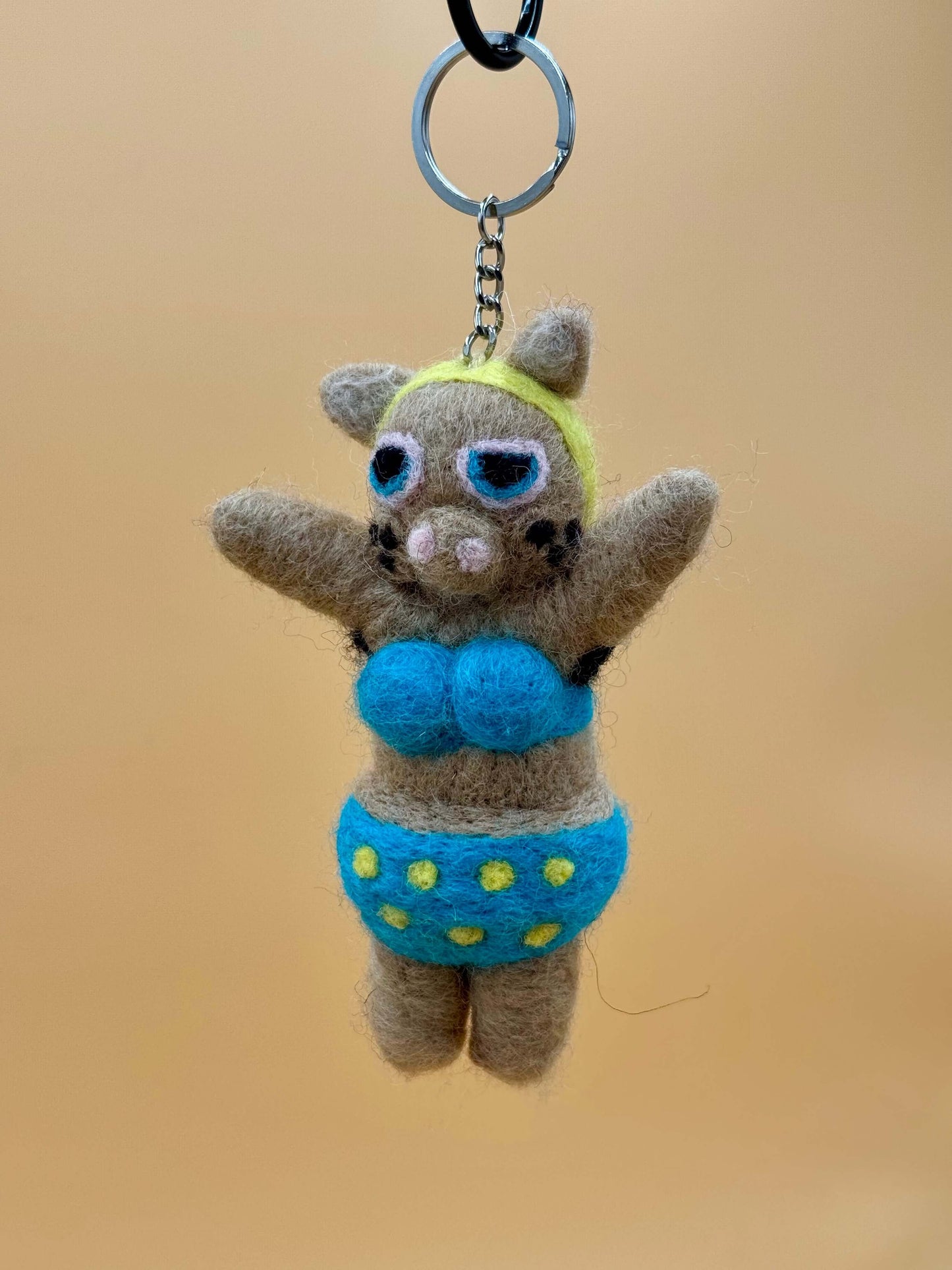 Handmade filzanhänger schlüsselanhänger schweinchen mädchen in bikini, beiger, blauer bikini, niedlich und einzigartig.