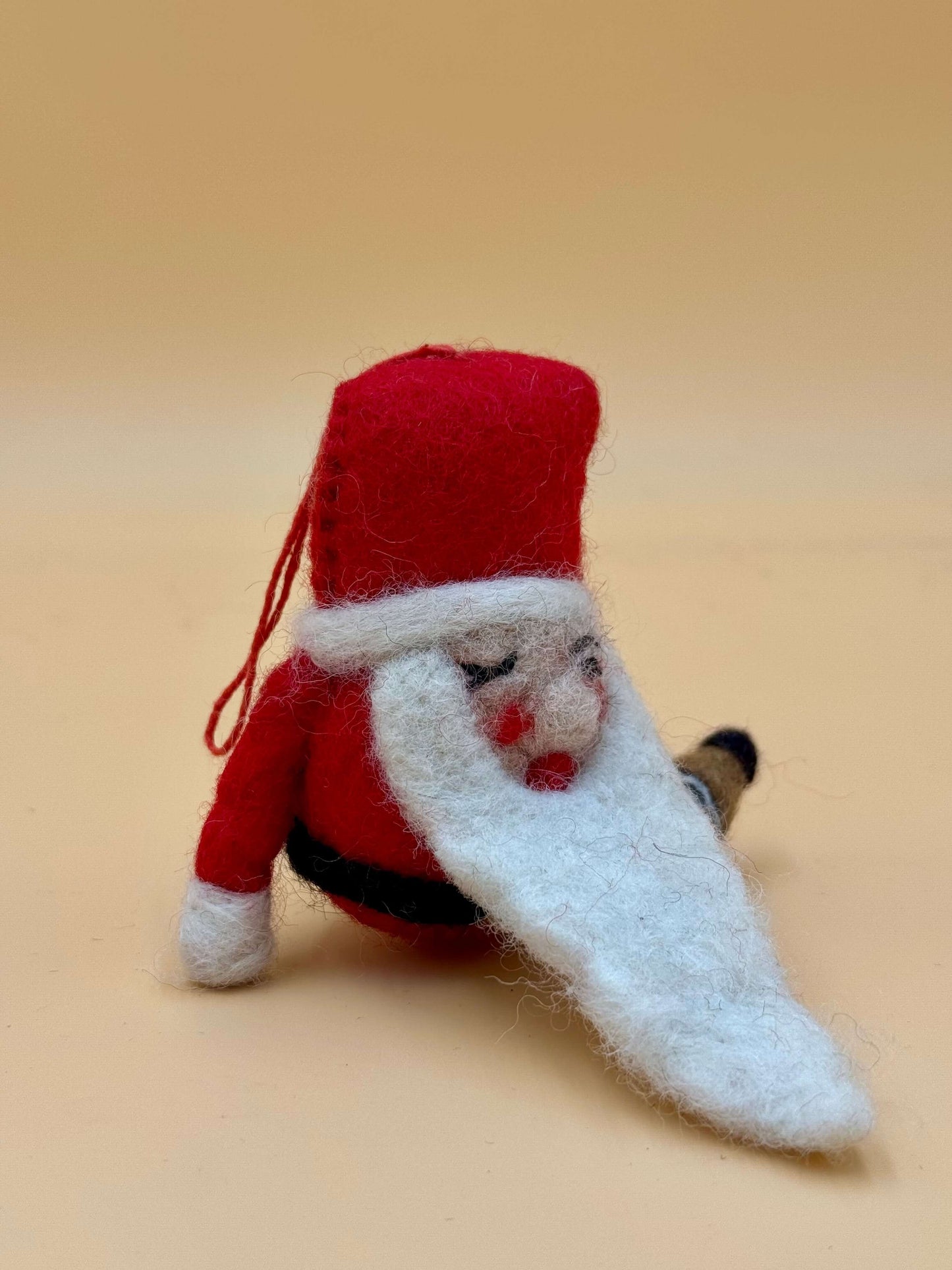 Handgemachter Filzanhänger Weihnachtsmann im roten Outfit mit weißem Bart, ideal als Schlüsselanhänger oder Weihnachtsbaum Dekoration.