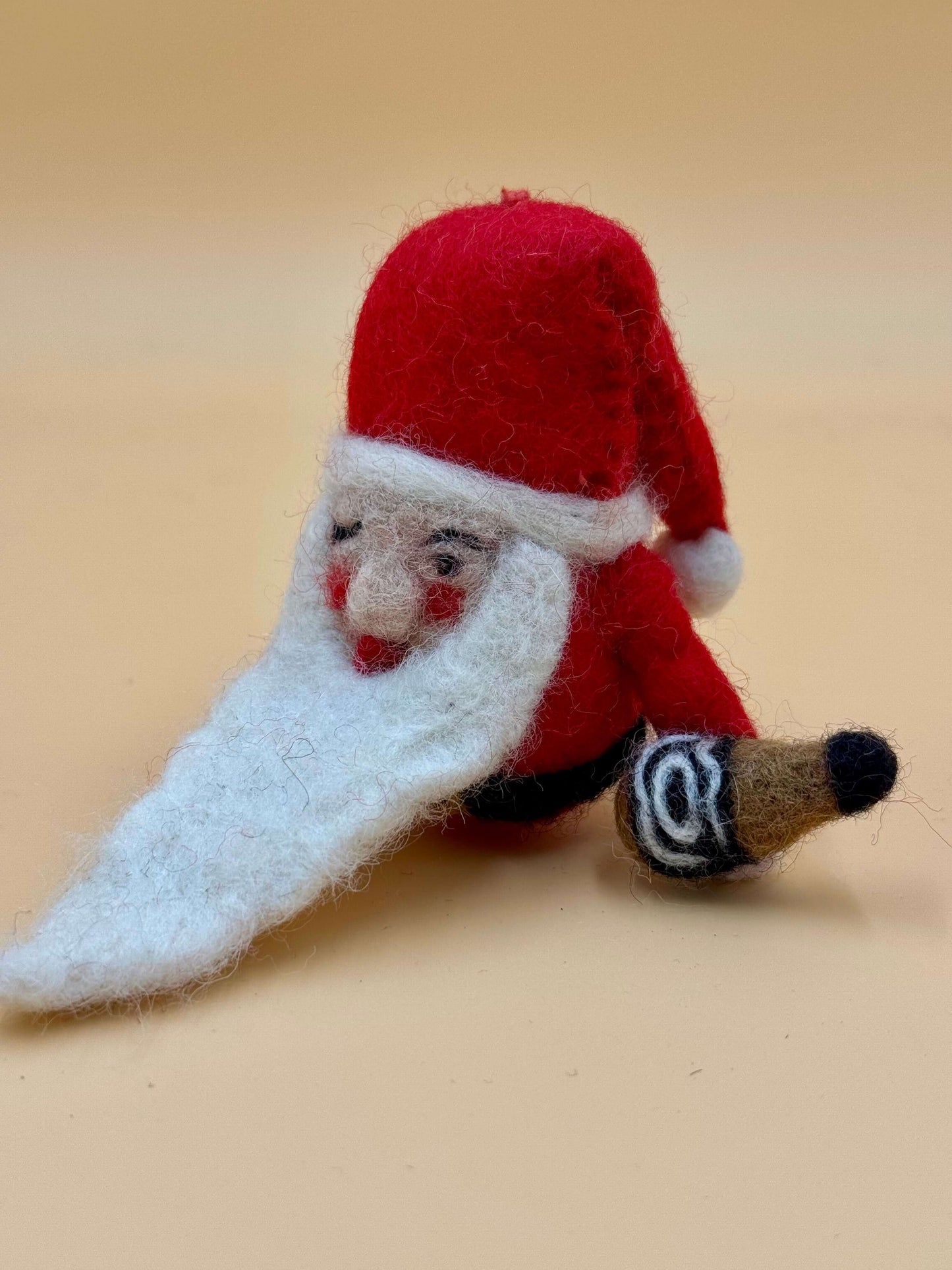 Handgemachter Filzanhänger Schlüsselanhänger Weihnachtsbaum Dekoration mit Weihnachtsmann aus Wolle in rot und weiß.