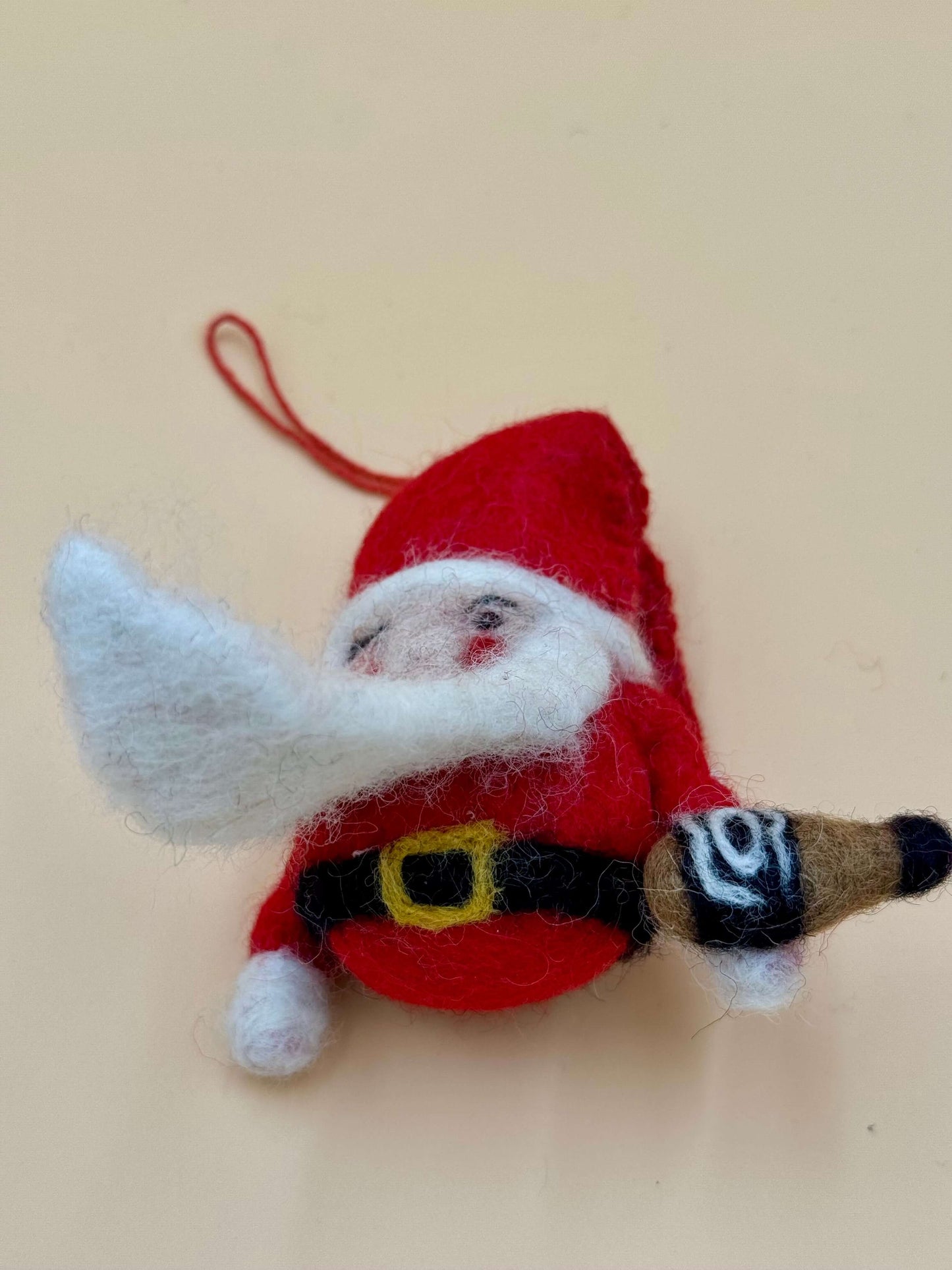 Handgemachter Filzanhänger Schlüsselanhänger in Form eines Weihnachtsmanns mit Bier, ideal für Weihnachtsbaum Dekoration.