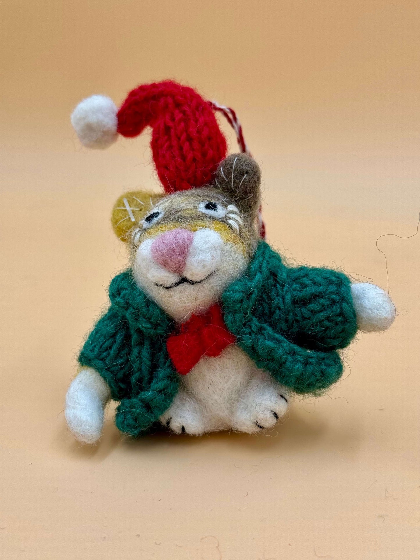 Filzanhänger Weihnachtsmaus mit Pullover und Mütze, handgemacht aus Wolle, in grün und rot.
