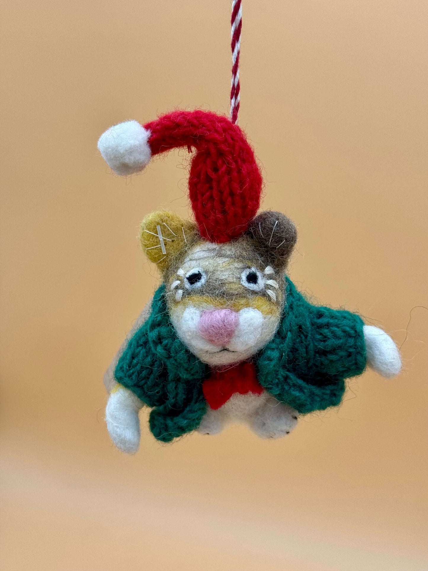 Filzanhänger Schlüsselanhänger Weihnachtsmaus mit Pullover und Mütze in grün, rot, und weiß, handgemacht aus Wolle.