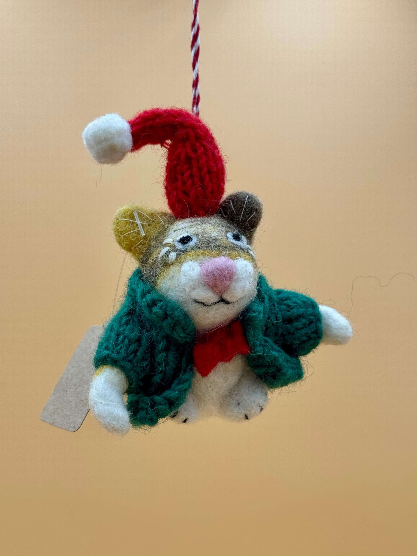 Filzanhänger Schlüsselanhänger Weihnachtsmaus mit Pullover und Mütze in grün rot weiß, handgemacht aus 100% Wolle.