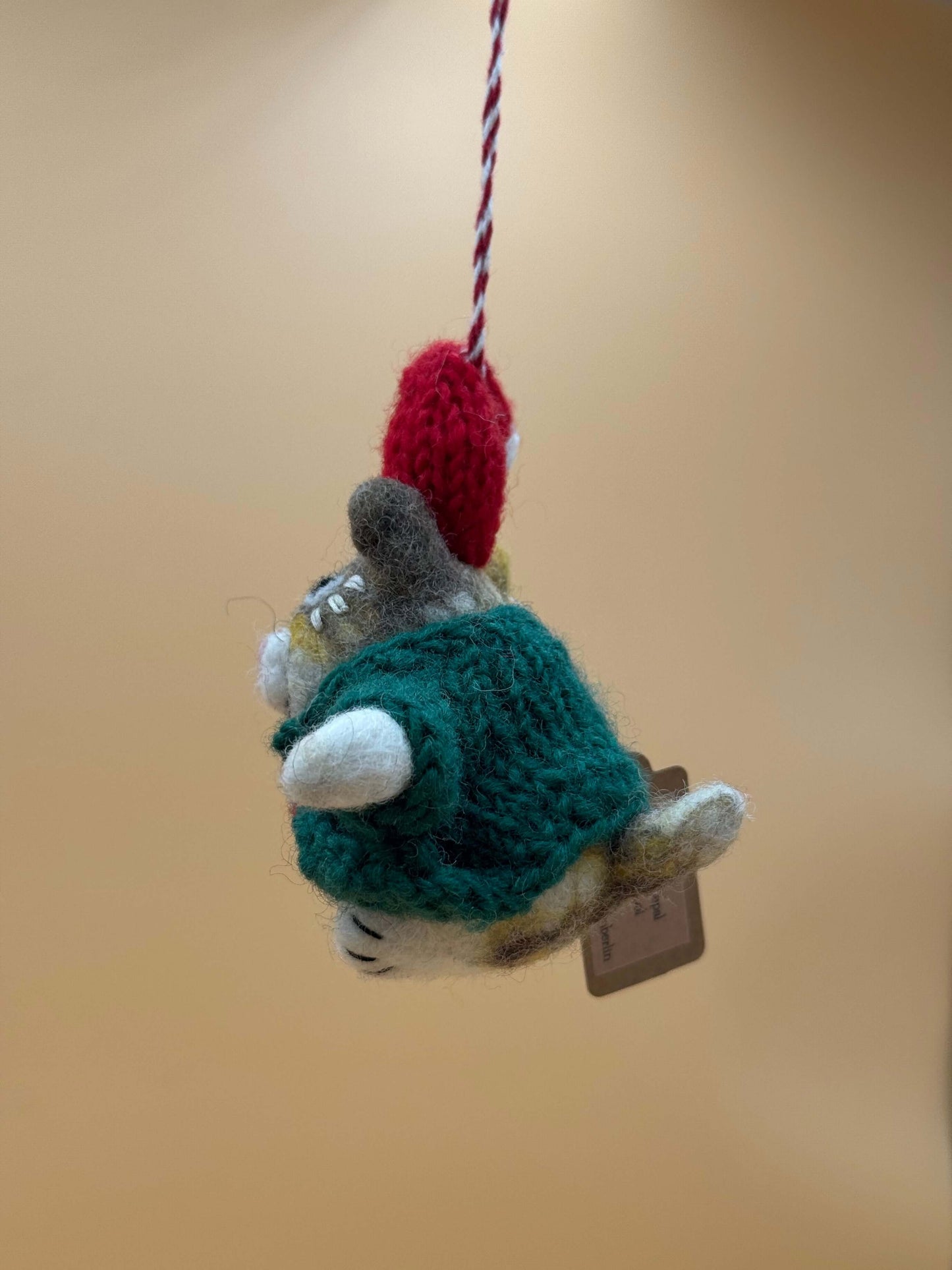 Filzanhänger Schlüsselanhänger Weihnachtsmaus in grünem Pullover und roter Mütze, handgemacht aus Wolle.