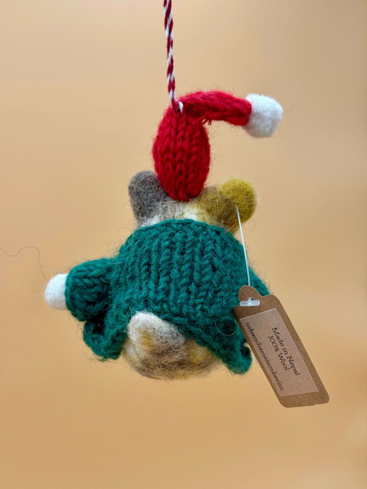 Filzanhänger Schlüsselanhänger Weihnachtsmaus mit Pullover und Mütze in grün, rot und weiß, handgemacht aus Wolle.