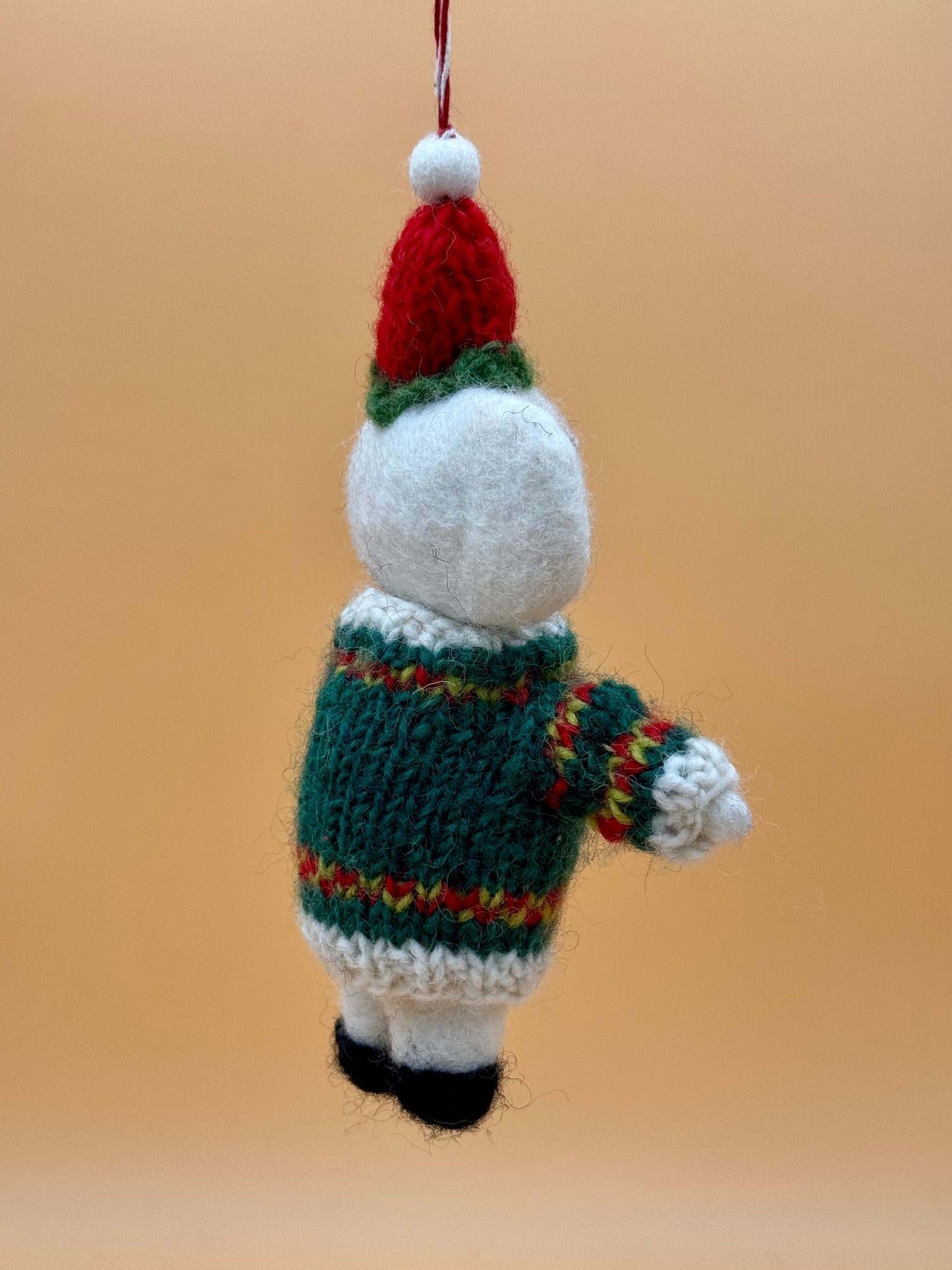 Filzanhänger Schlüsselanhänger Weihnachtsmaus, handgefertigt mit Mütze und Pullover in grün und rot, aus 100% Wolle.