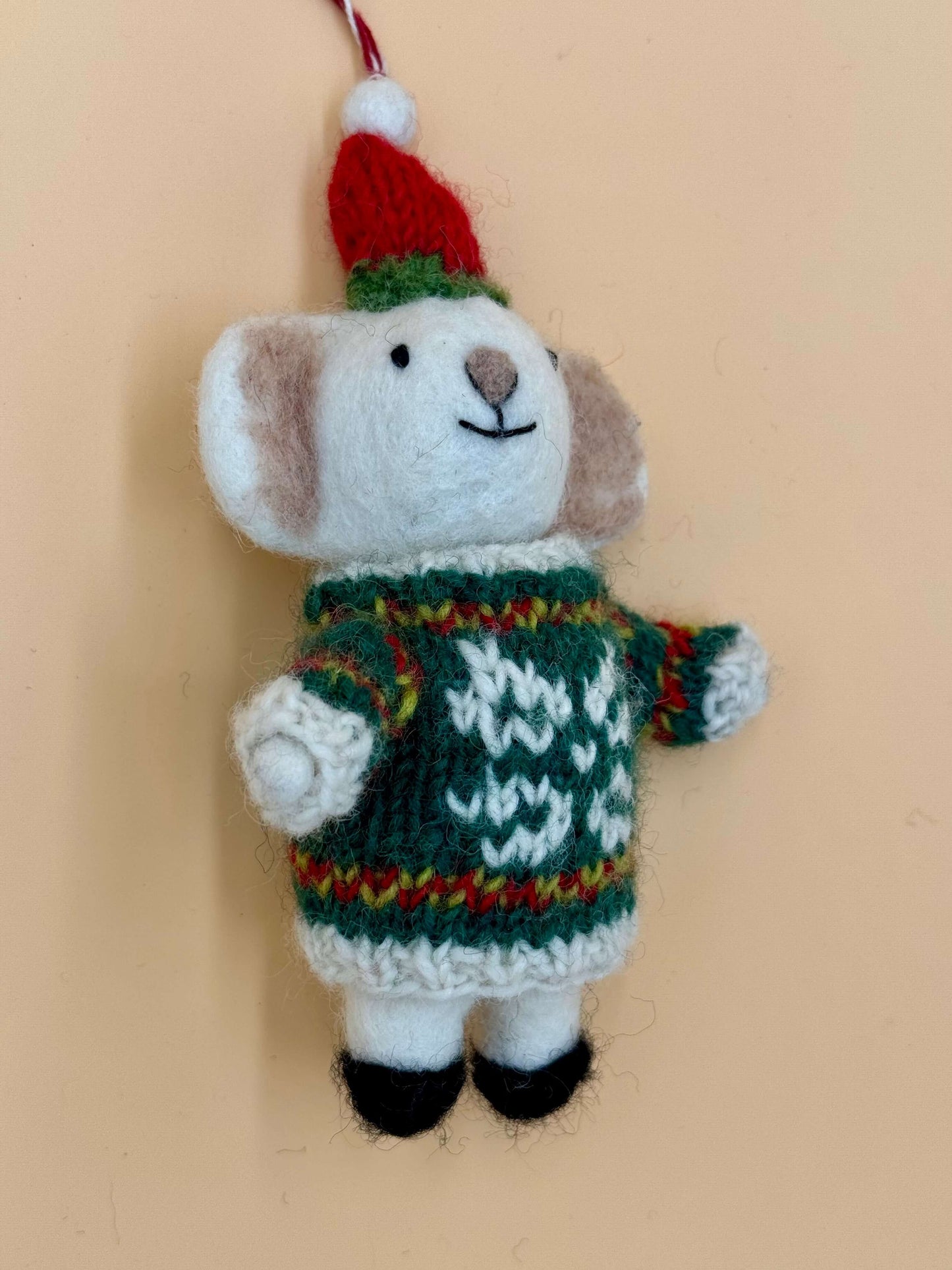 Handgefertigter Filz Schlüsselanhänger Weihnachtsmaus in Pullover mit Mütze, Größe L, in Weiß, Grün, Beige und Rot.