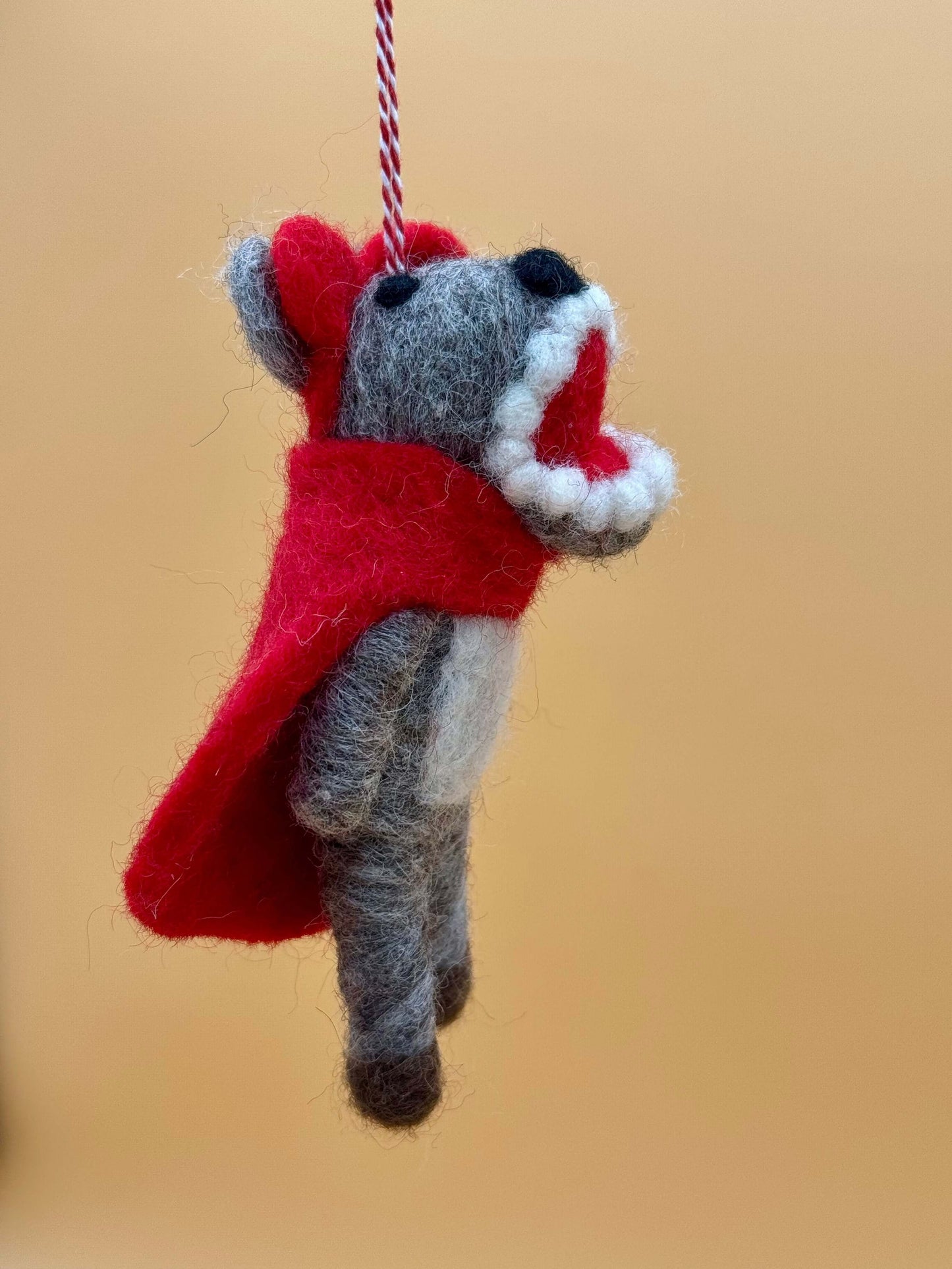 Handgemachter Filzanhänger Schlüsselanhänger Wolf in Mantel, grau und rot, aus 100% Wolle, einzigartiges Deko-Element.