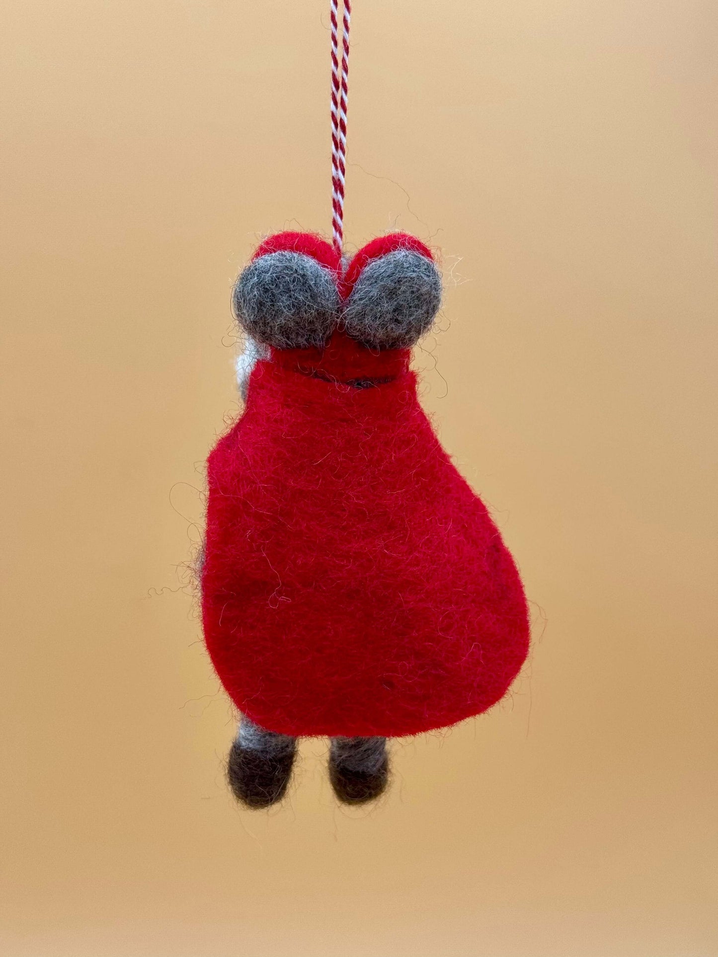 Handmade felt keychain of a wolf in a red coat, unique design, 100% wool, ideal for gifts, filzanhänger, schlüsselanhänger.