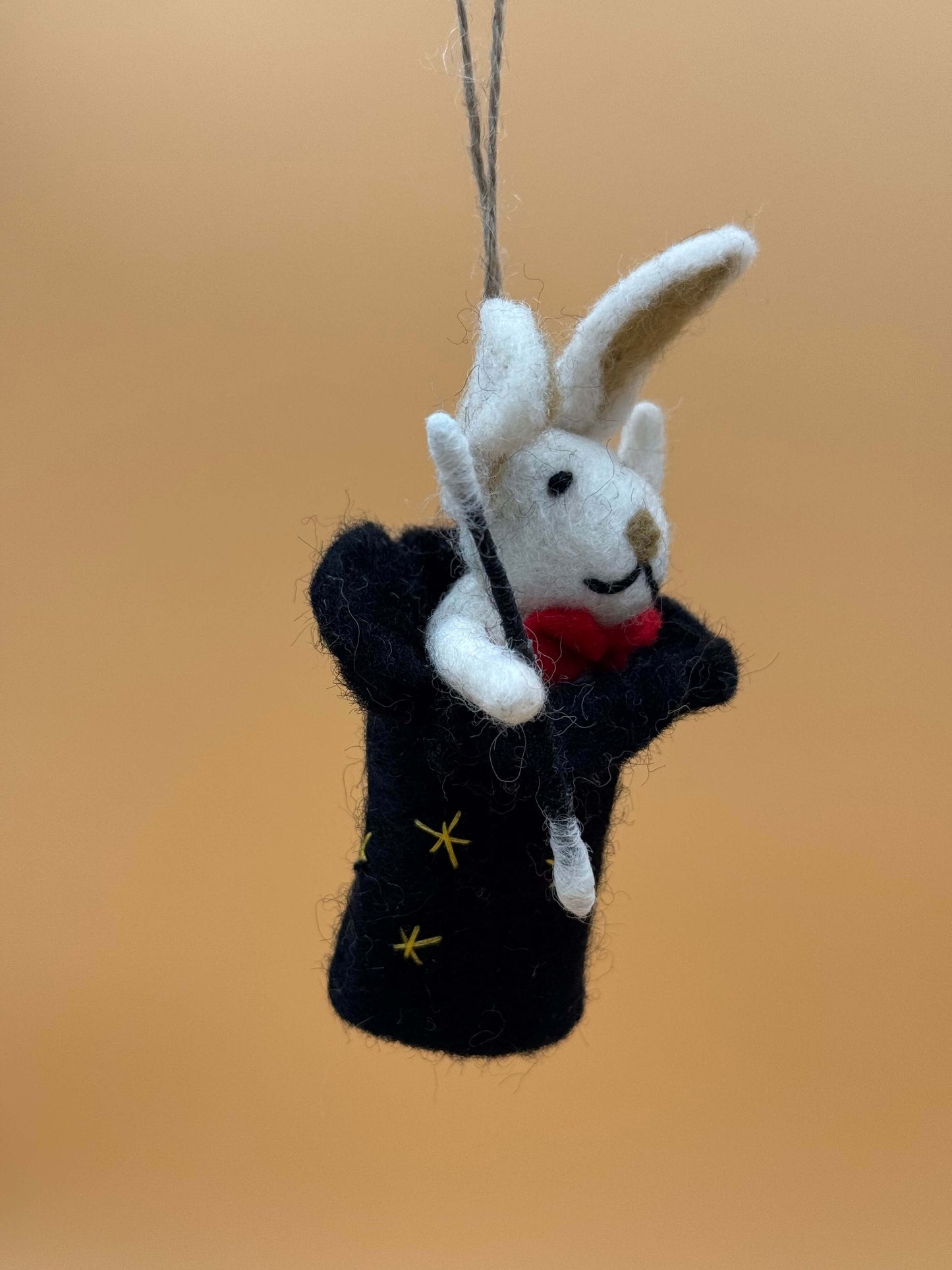 Handgemachter Filzanhänger Schlüsselanhänger Zauber Hase mit Zauberhut und Zauberstab, 100% Wolle, Format M.