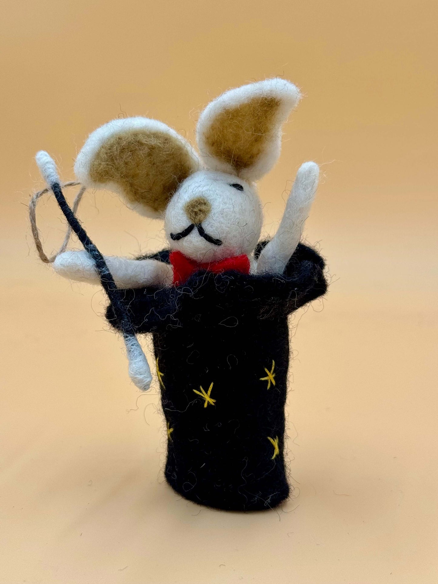 Filzanhänger Schlüsselanhänger Zauber Hase mit Zauberhut und Zauberstab, handgemacht aus 100% Wolle, einzigartige Geschenkidee.