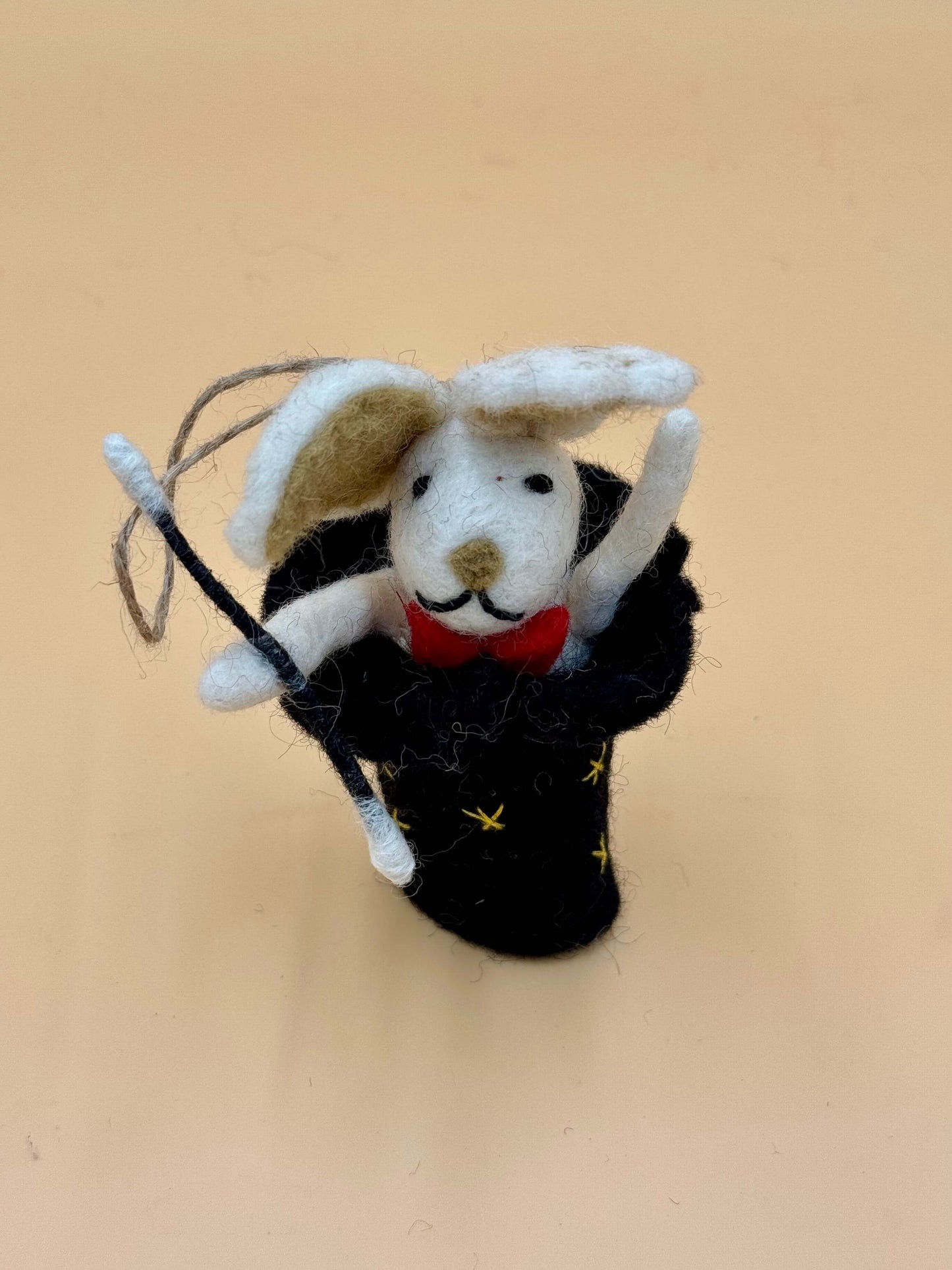 Handgemachter Filzanhänger Schlüsselanhänger Zauber Hase mit Zauberhut und Zauberstab in Schwarz, Weiß und Rot.