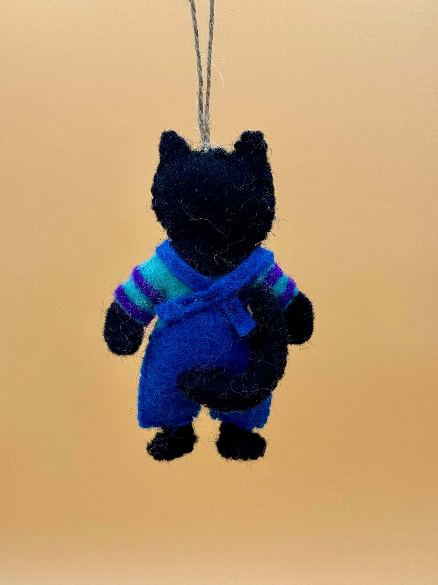 Handgemachter Filzanhänger Schlüsselanhänger schwarze Katze in blauen overall mit Hose, 100% Wolle.