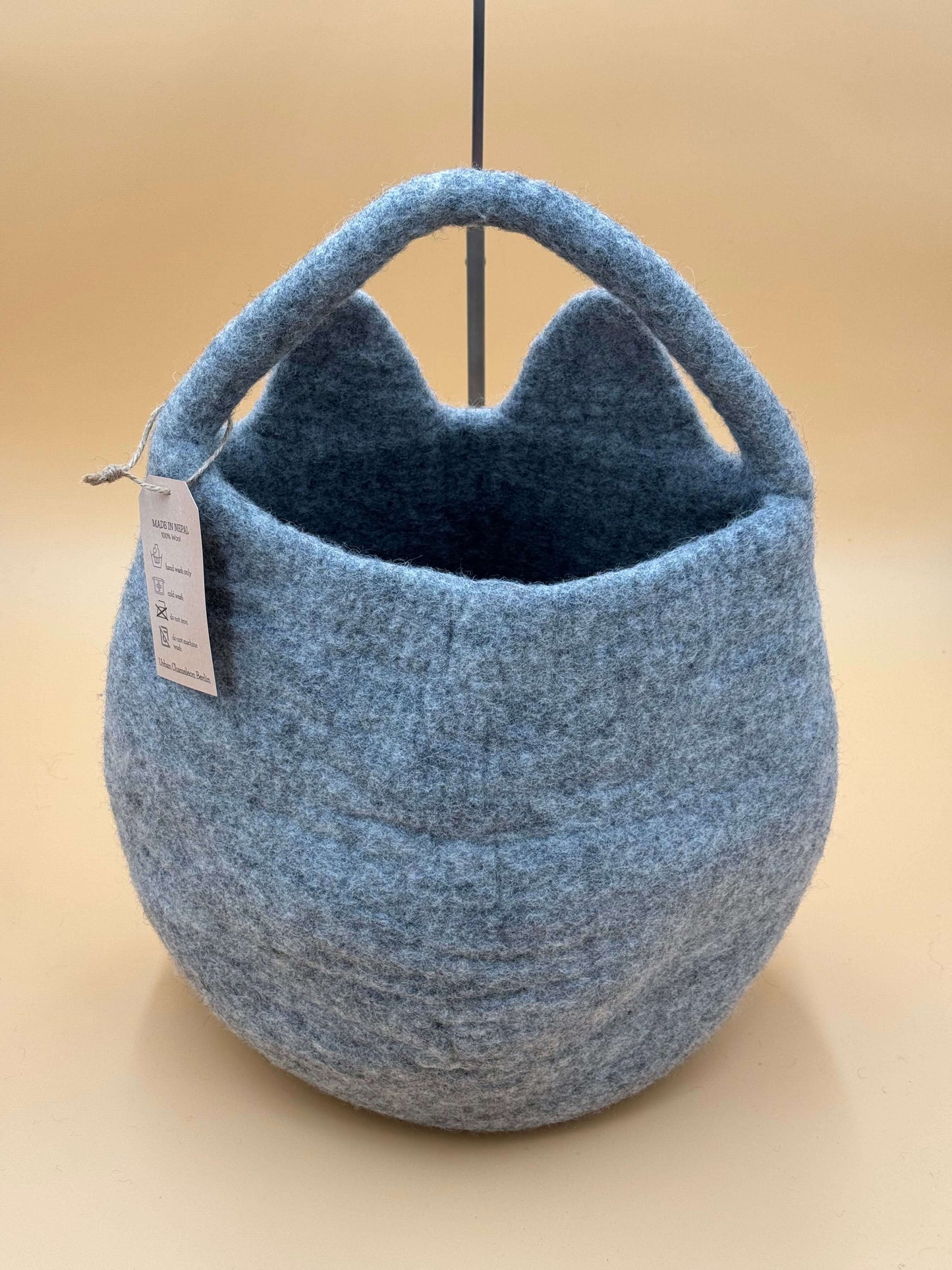 Handgemachte Filztasche Korb Größe L, grau, mit Katzenohren, ideal als Aufbewahrungskorb für Spielzeuge und Kleinigkeiten.