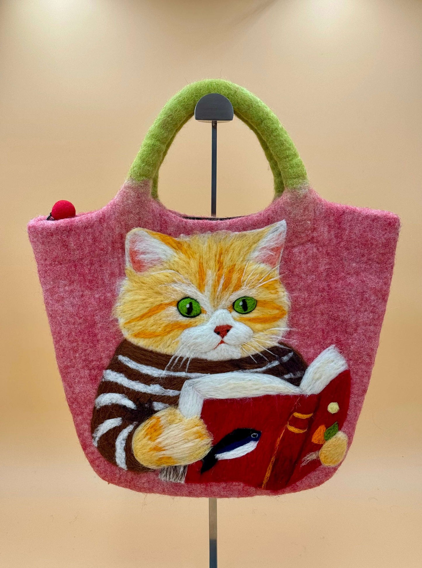 Handtasche Filztasche Size L Large Bag mit Katze, die ein Buch liest, handgemacht aus Wolle in rosa und grün.