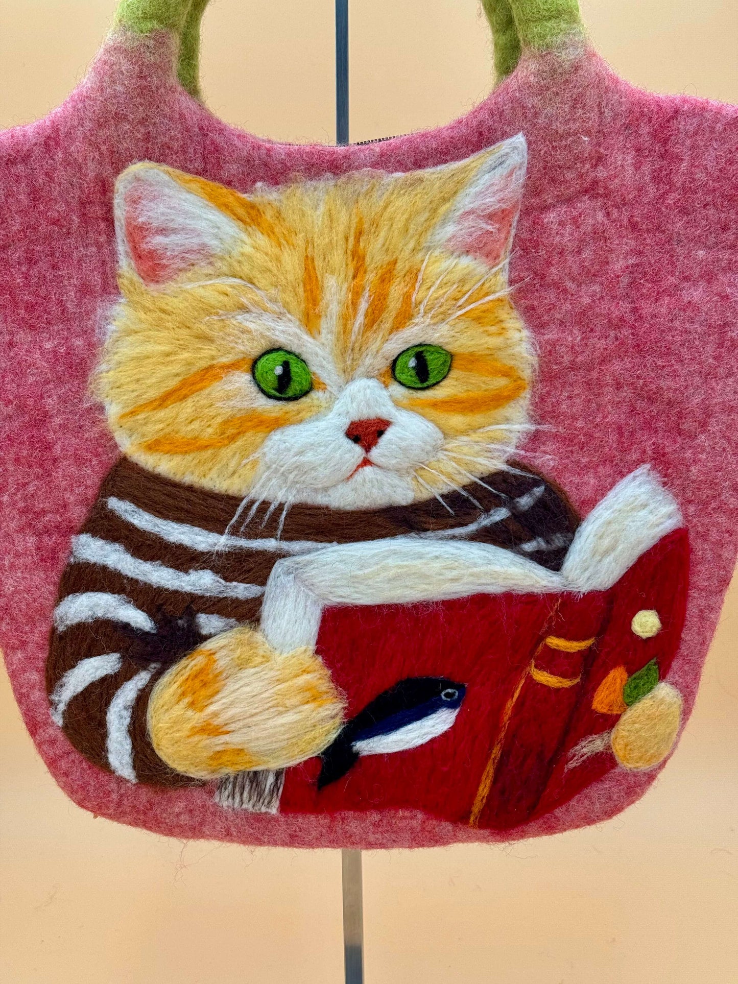 Handtasche Filztasche Size L mit Katze liest Buch, handgemachte Wolle, rosa und orange Design, 41x35cm.