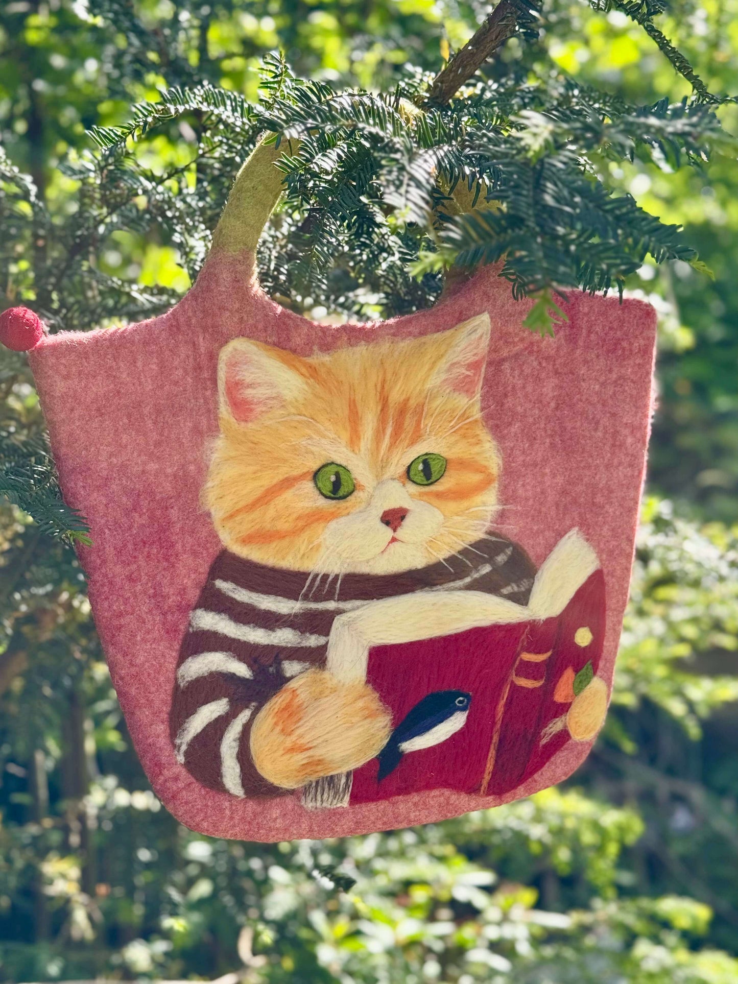 Handtasche Filztasche Size L Large Bag mit Katze, die ein Buch liest. Handgemacht aus rosa Wolle.