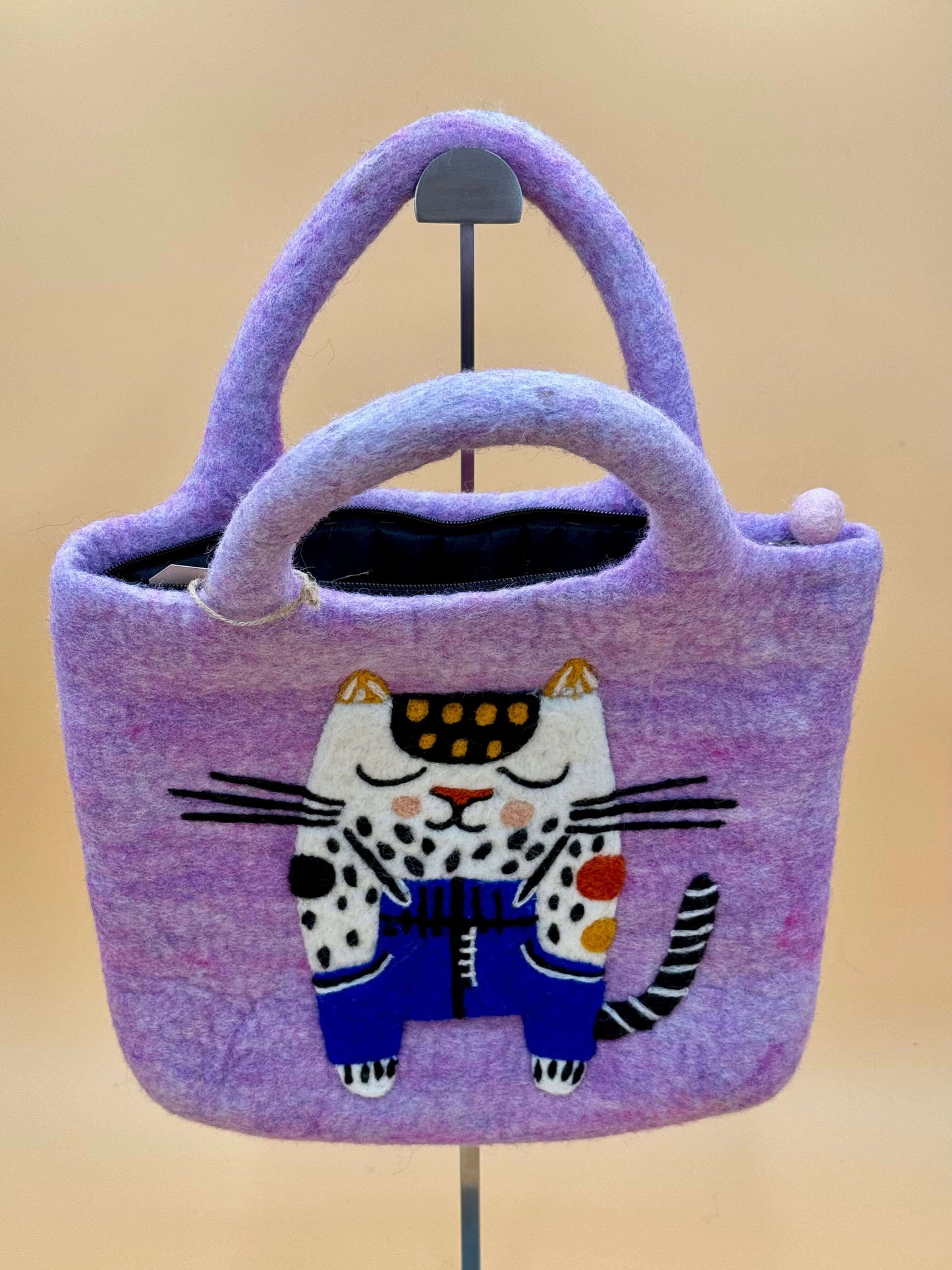 Handgemachte Handtasche Filztasche Size L mit Katze in Latzhose, lila, aus 100% Wolle, 32x32cm groß.