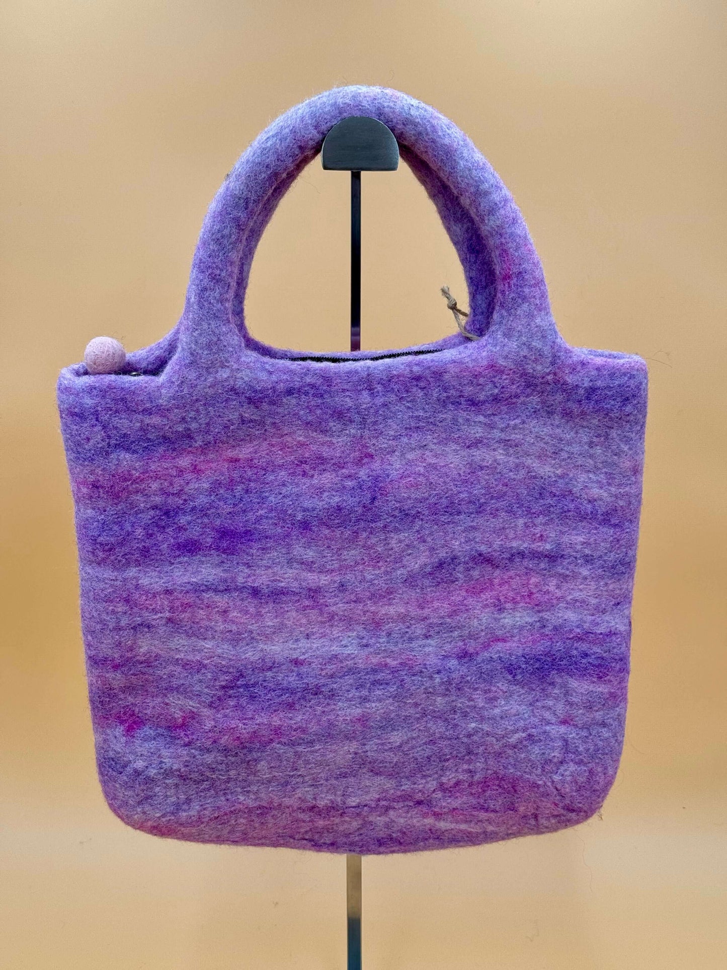 Handgemachte lila Filztasche Size L mit zwei Griffen, ideal für Alltag und kleine Utensilien.