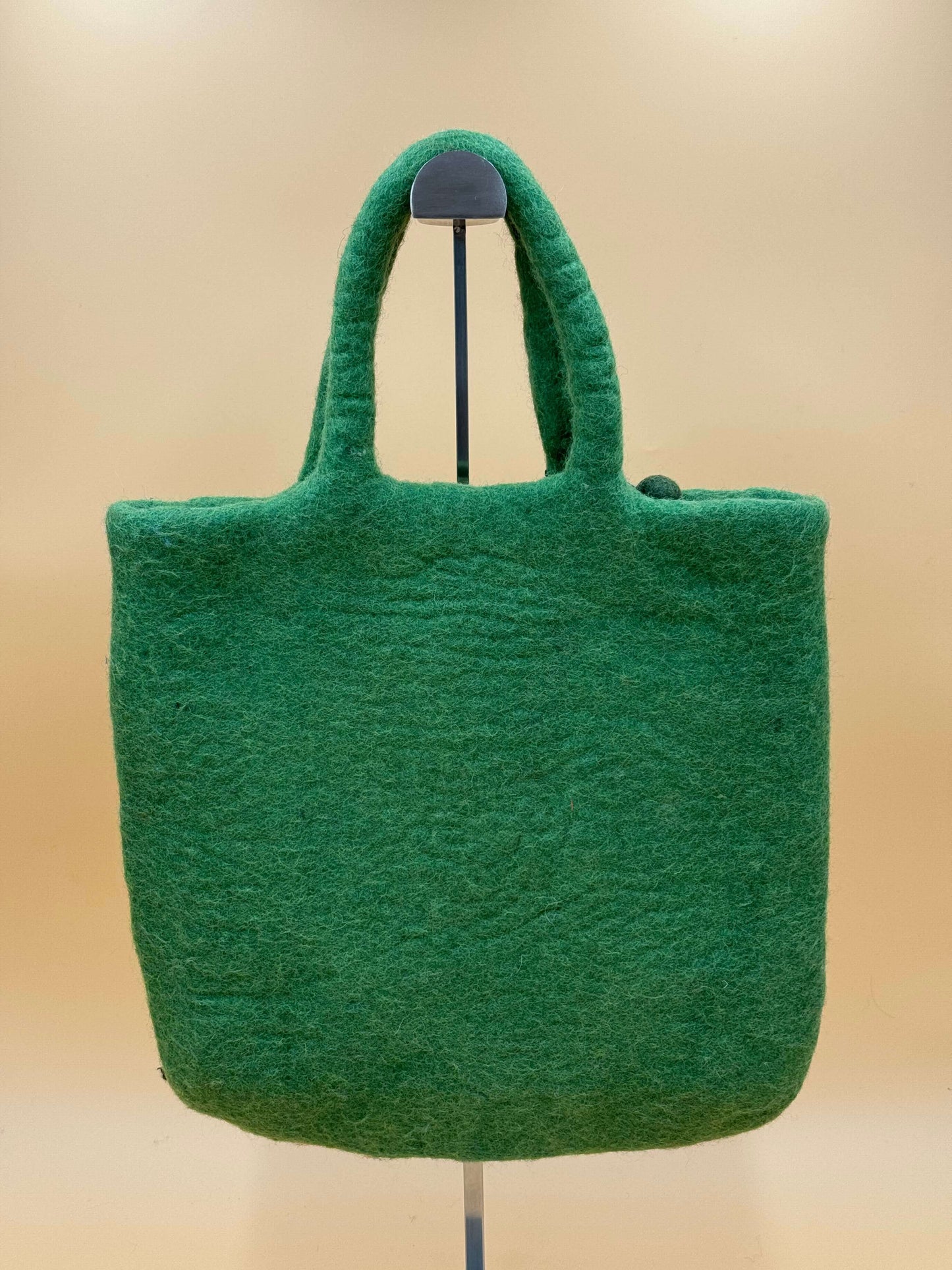 Handgemachte Filztasche Größe L in Grün, perfekt für Laptop und Alltagsgegenstände, handgefertigt aus 100% Wolle.