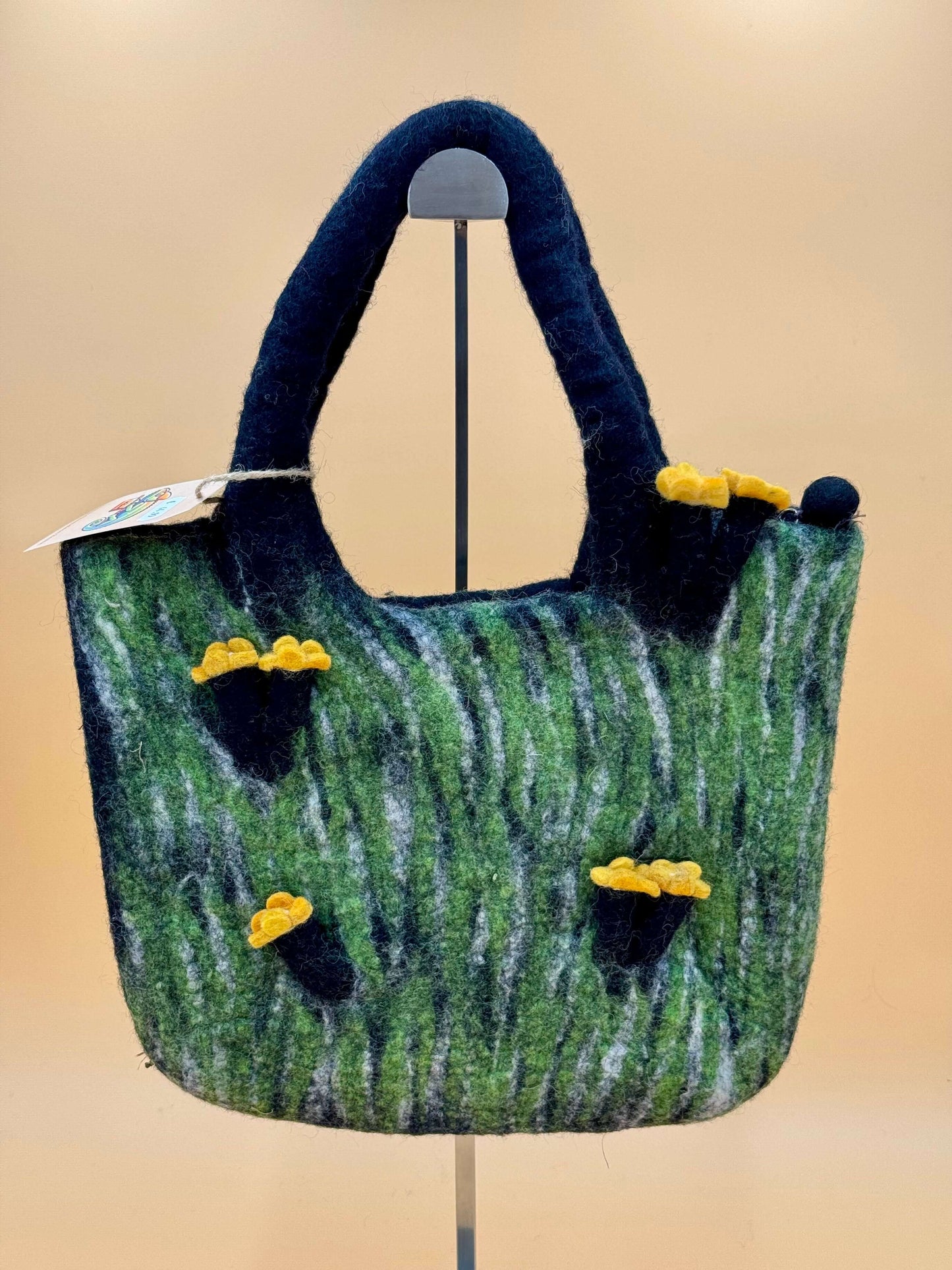 Handtasche Filztasche Size L Large Bag Moos mit Blumen, handgemacht aus Wolle, grün mit gelben Details, ideal für iPad und mehr.