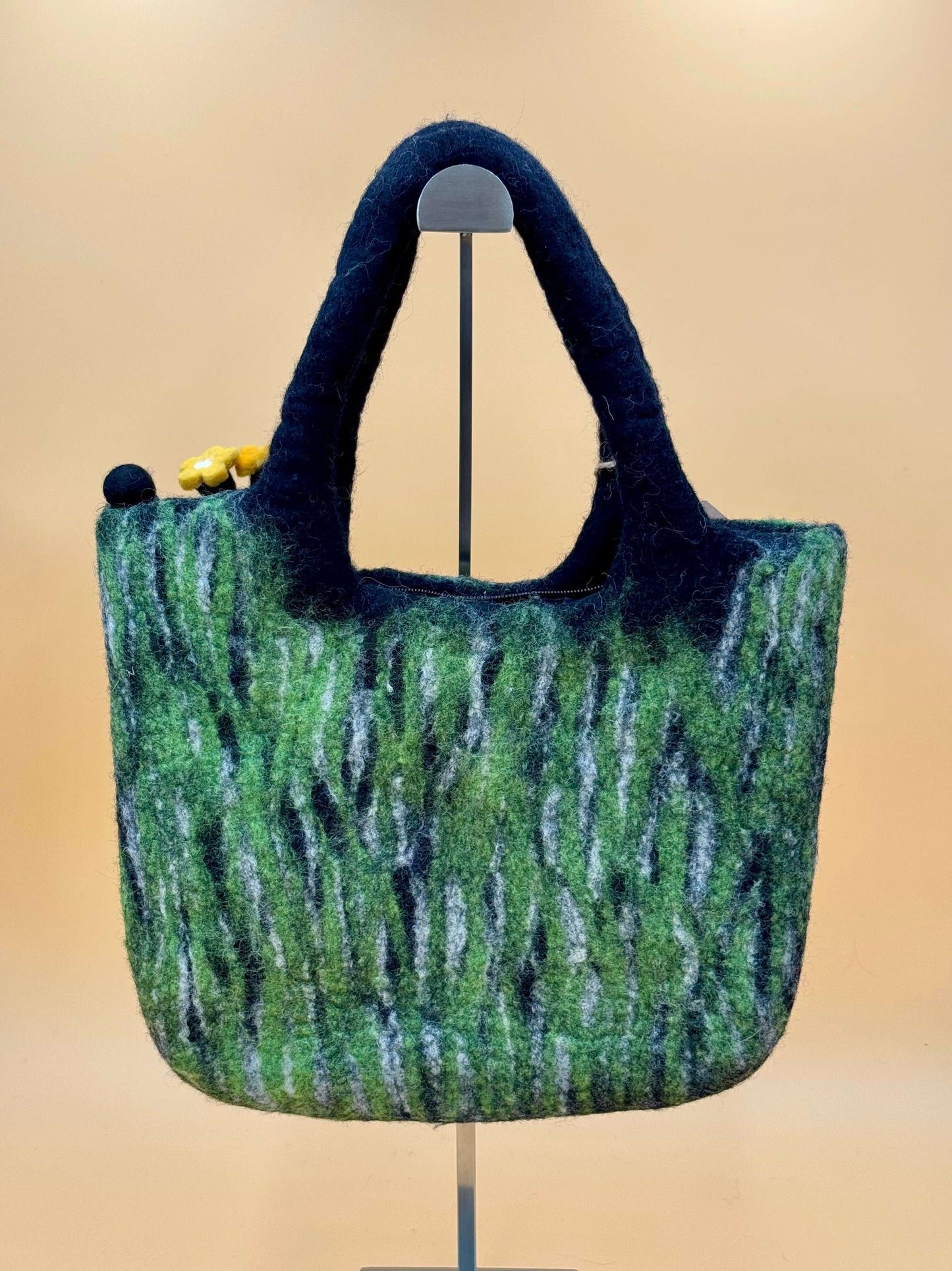 Handtasche Filztasche Size L Large Bag Moos mit Blumen, 34x28cm, handgemacht aus 100% Wolle in grün und schwarz.