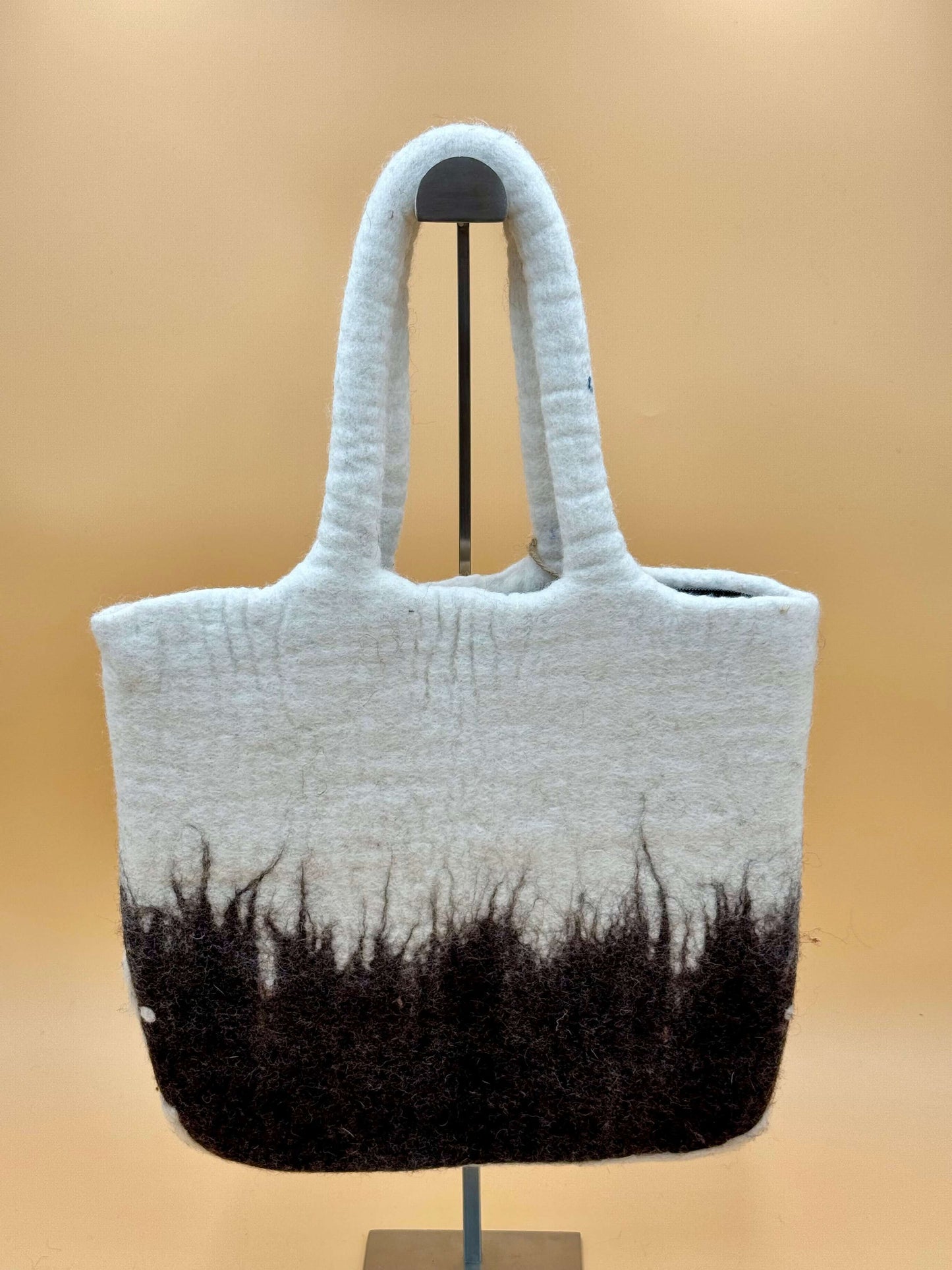 Handtasche Filztasche Size L Large Bag in Weiß und Braun, handgemacht aus 100% Wolle, ideal für Reisen.