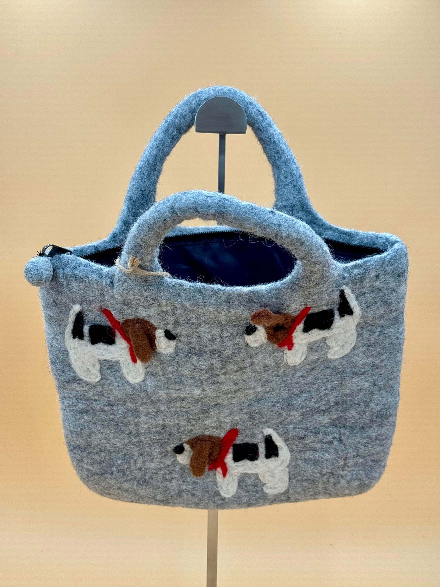 Handtasche Filztasche Size M Large Bag mit drei Hunde Motiven, grau, handgemacht aus 100% Wolle, mit Reißverschluss.