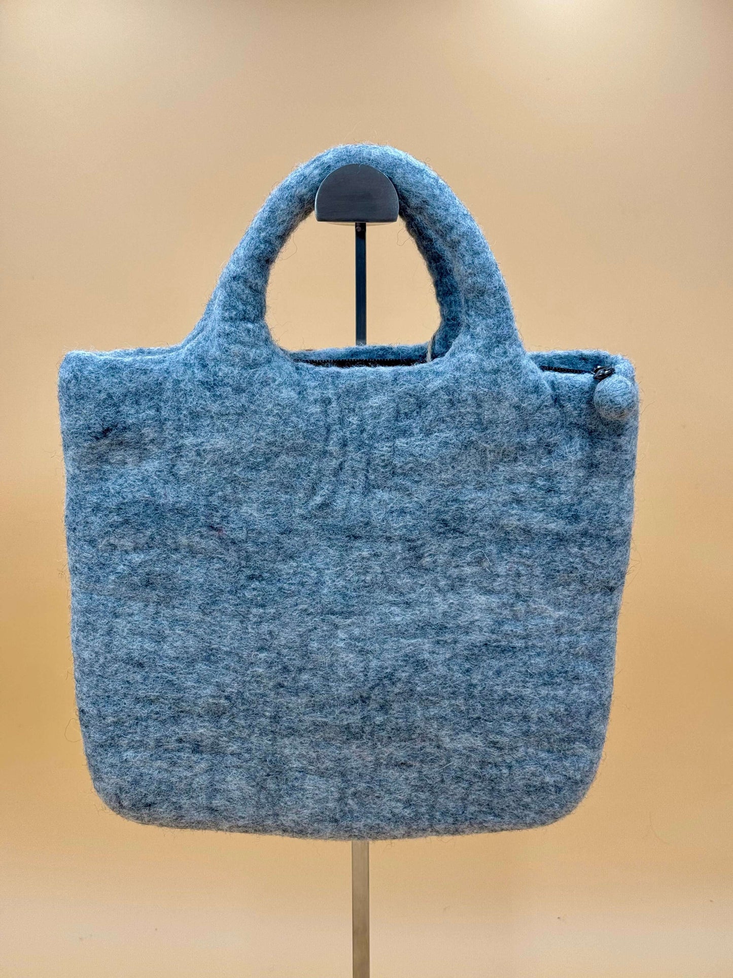 Handtasche Filztasche Size M in blau aus 100% Wolle mit zwei Griffen und hochwertiger Verarbeitung.